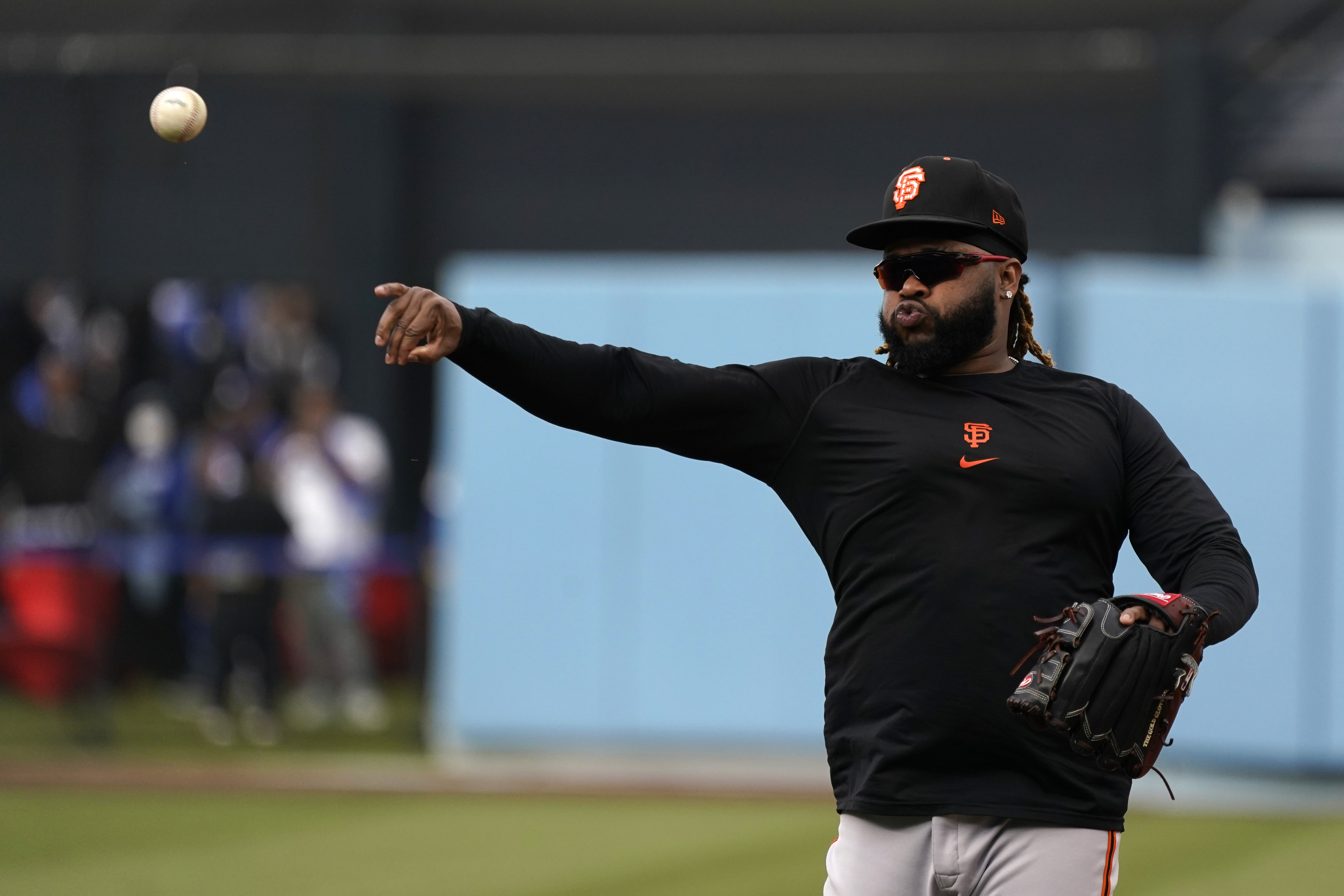 White Sox sign veteran pitcher Johnny Cueto to a minor league contract