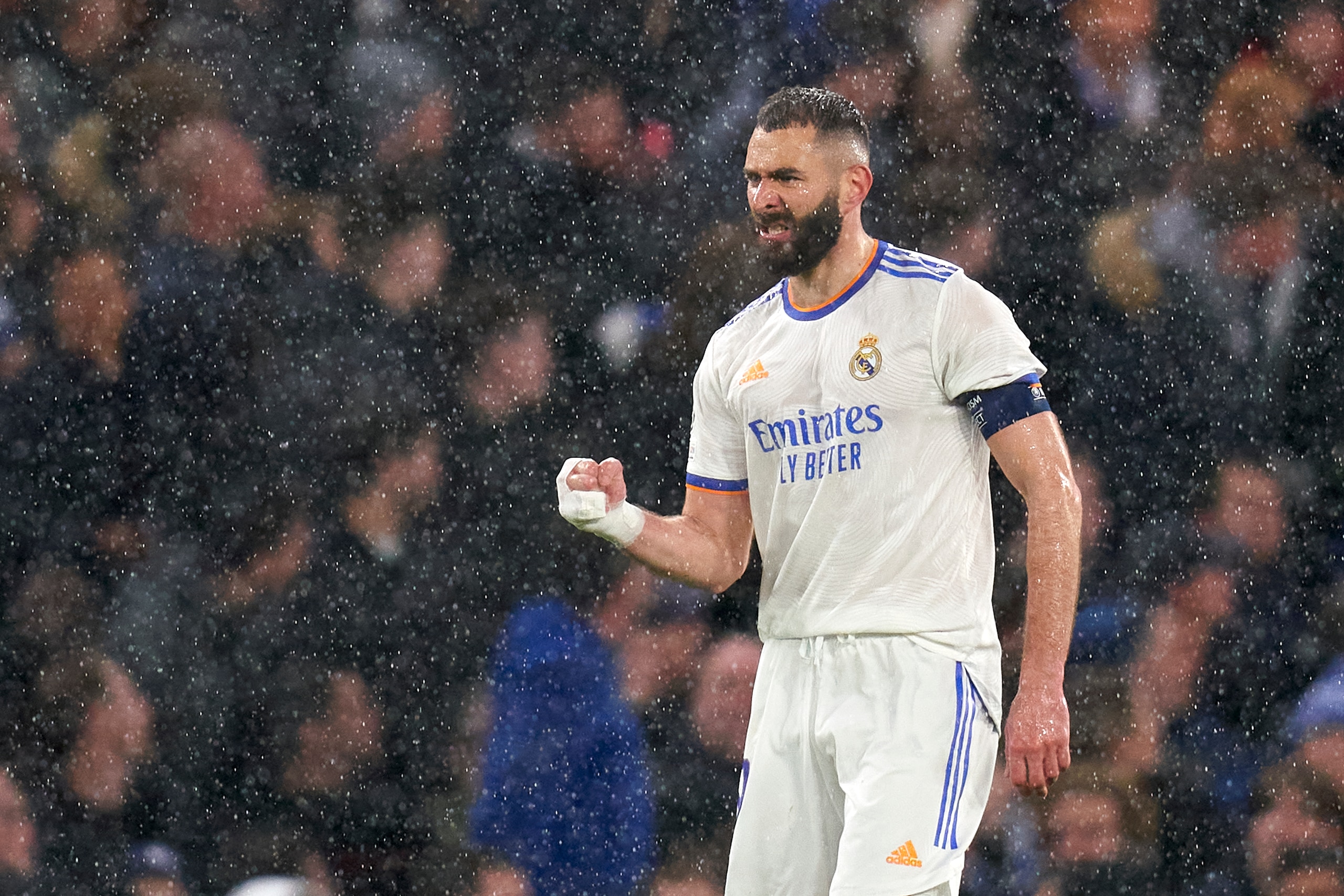 LONDON, ENGLAND - APRIL 06: Karim Benzema of Real Madrid celebrates after scoring his team's first goal during the UEFA Champions League Quarter Final Leg One match between Chelsea FC and Real Madrid at Stamford Bridge on April 06, 2022 in London, England. (Photo by Pedro Salado/Quality Sport Images/Getty Images)