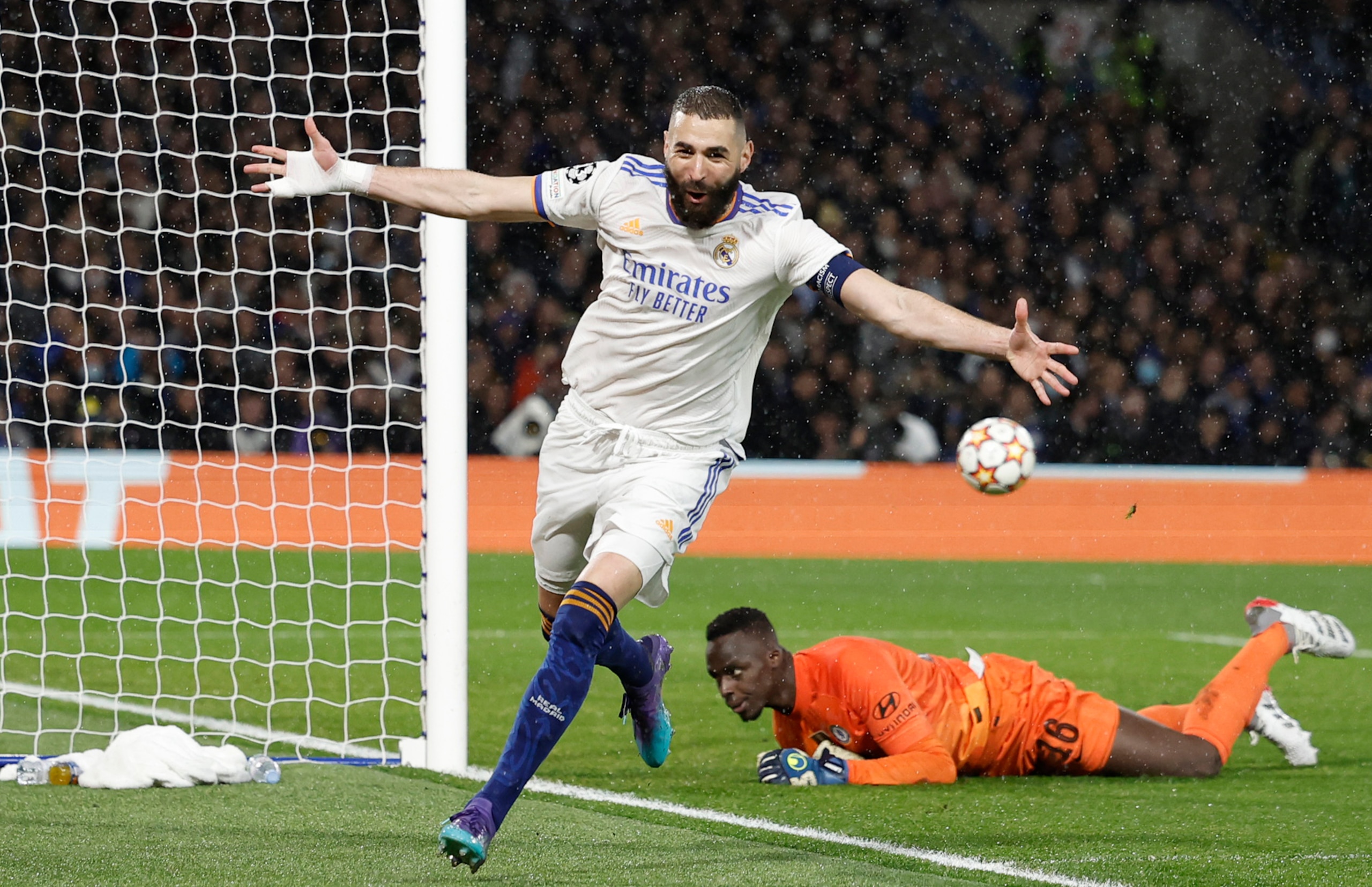 LONDON, ENGLAND - APRIL 06: Karim Benzema,, player of Real Madrid, is celebrating the goal during the UEFA Champions League Quarter Final Leg One match between Chelsea FC and Real Madrid at Stamford Bridge on April 06, 2022 in London, England. (Photo by Antonio Villalba/Real Madrid via Getty Images)