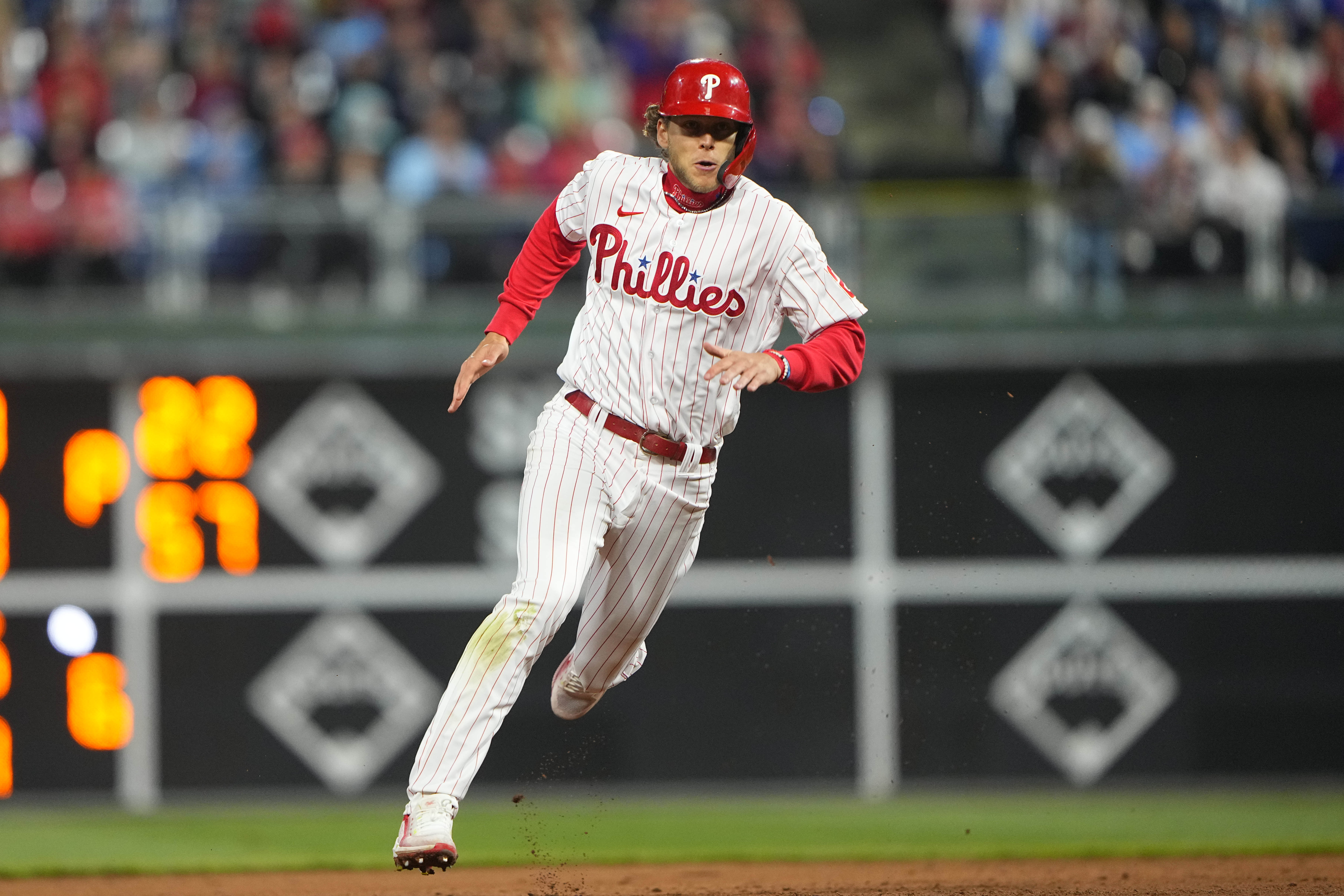 WATCH ALEC BOHM'S GREAT STAB AT 3RD FOR PHILS!
