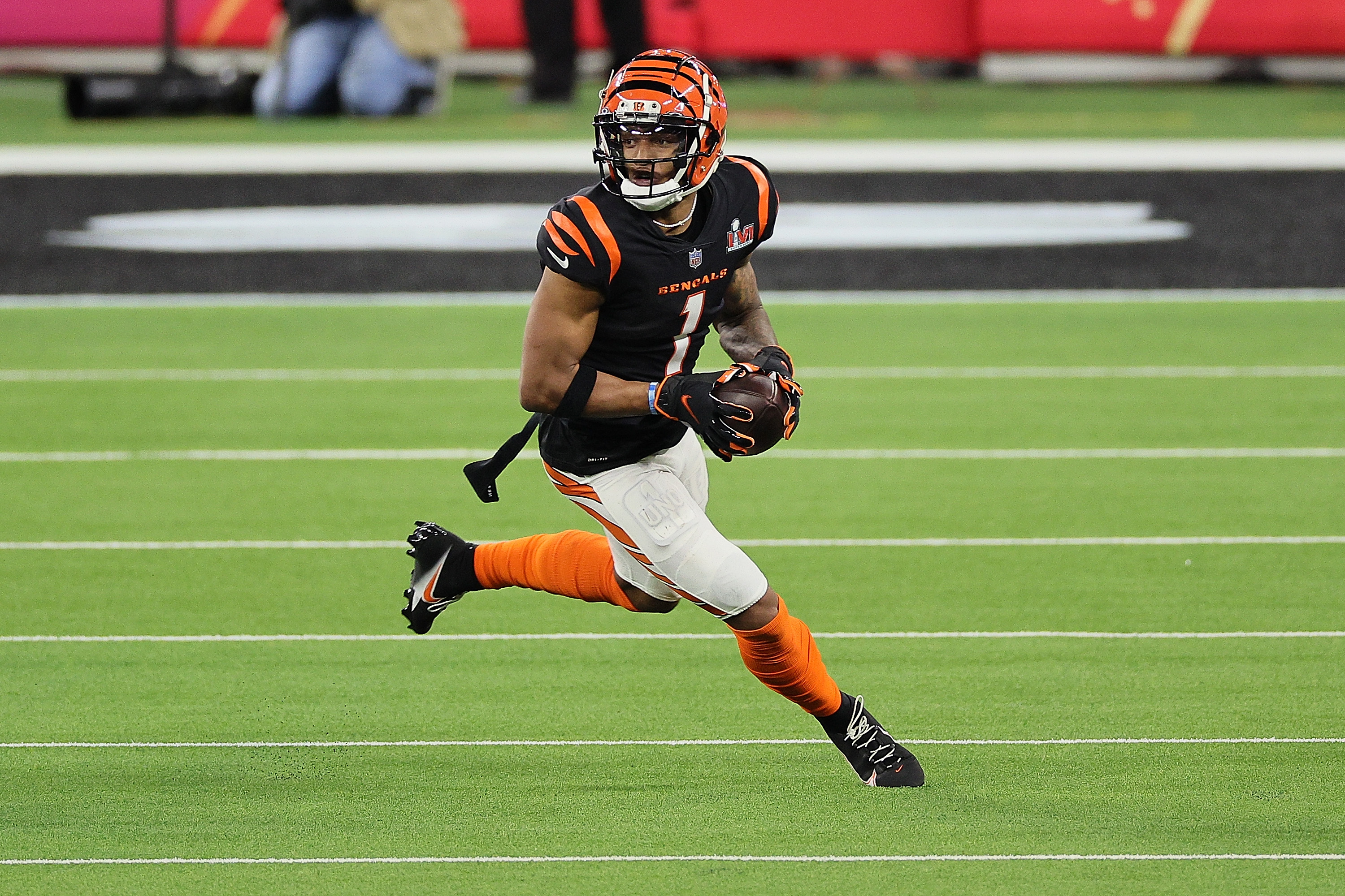 Ja'Marr Chase of the Cincinnati Bengals makes a 18-yard catch for a News  Photo - Getty Images