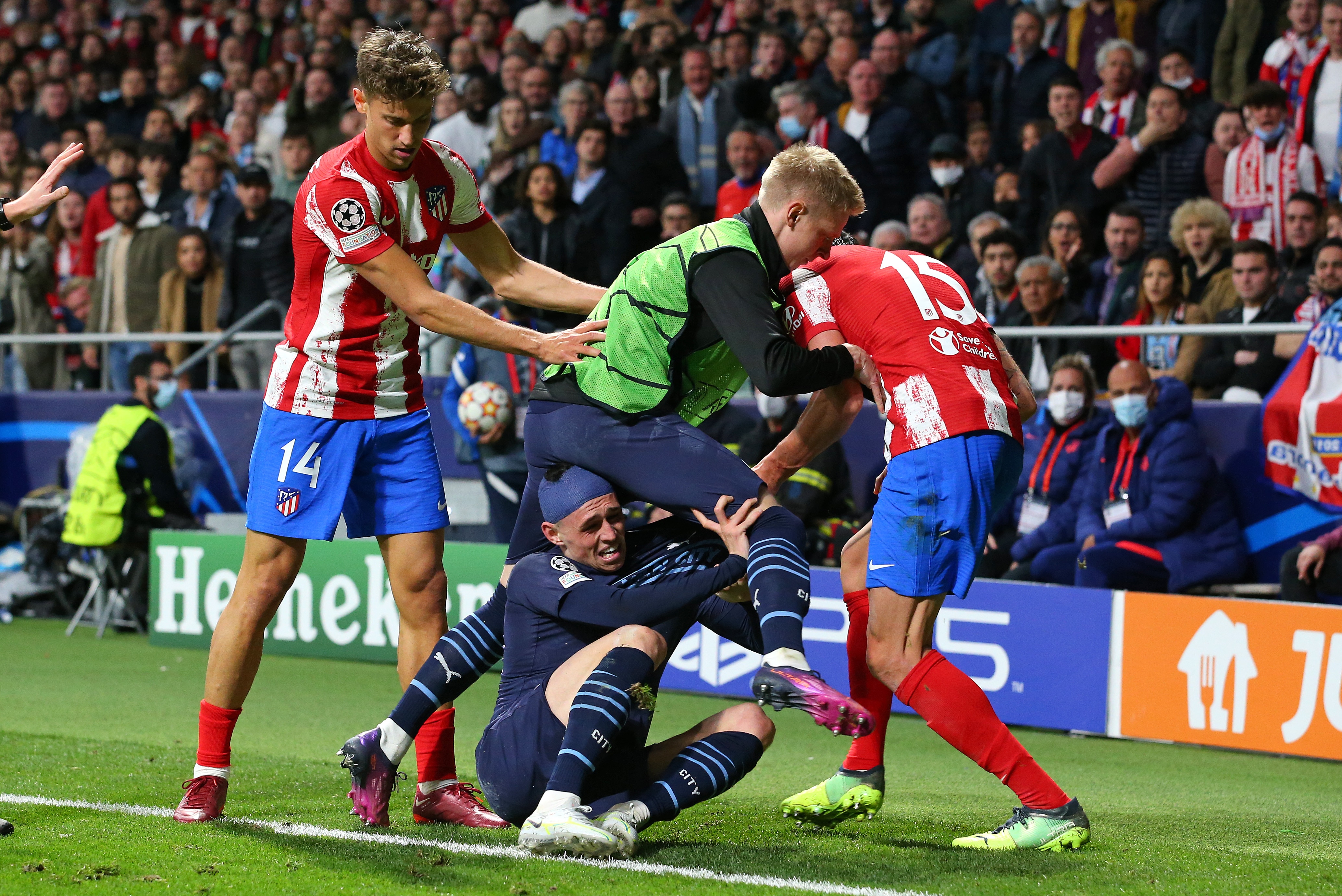 MADRID, SPAIN - APRIL 13:  Oleksandr Zinchenko and Phil Foden of Manchester City clash with Marcos Llorente and Stefan Savic of Atletico Madrid during the UEFA Champions League Quarter Final Leg Two match between Atletico Madrid and Manchester City at Wanda Metropolitano on April 13, 2022 in Madrid, Spain. (Photo by Alex Livesey - Danehouse/Getty Images)