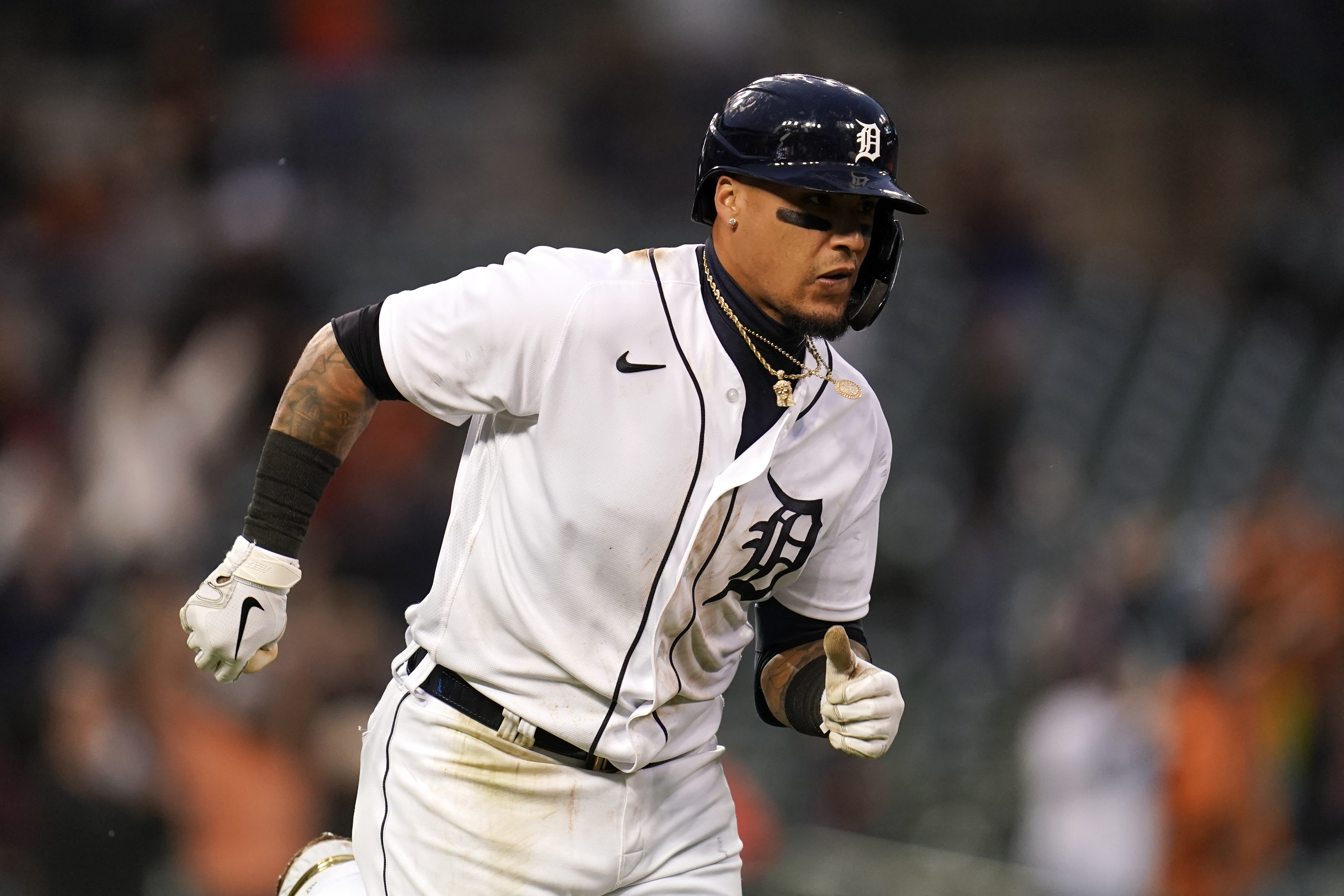 Tigers injuries: Javier Baez getting treatment for swollen thumb 