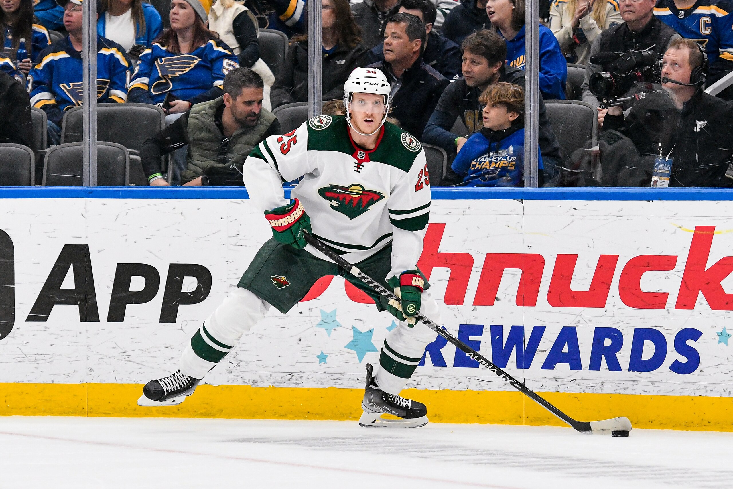 ST. LOUIS, MO - APRIL 16: Minnesota Wild defenseman Jonas Brodin (25) looks for a play in his own end during a game between the Minnesota Wild and the St. Louis Blues on April 16, 2022, at the Enterprise Center in St. Louis MO (Photo by Rick Ulreich/Icon Sportswire via Getty Images)
