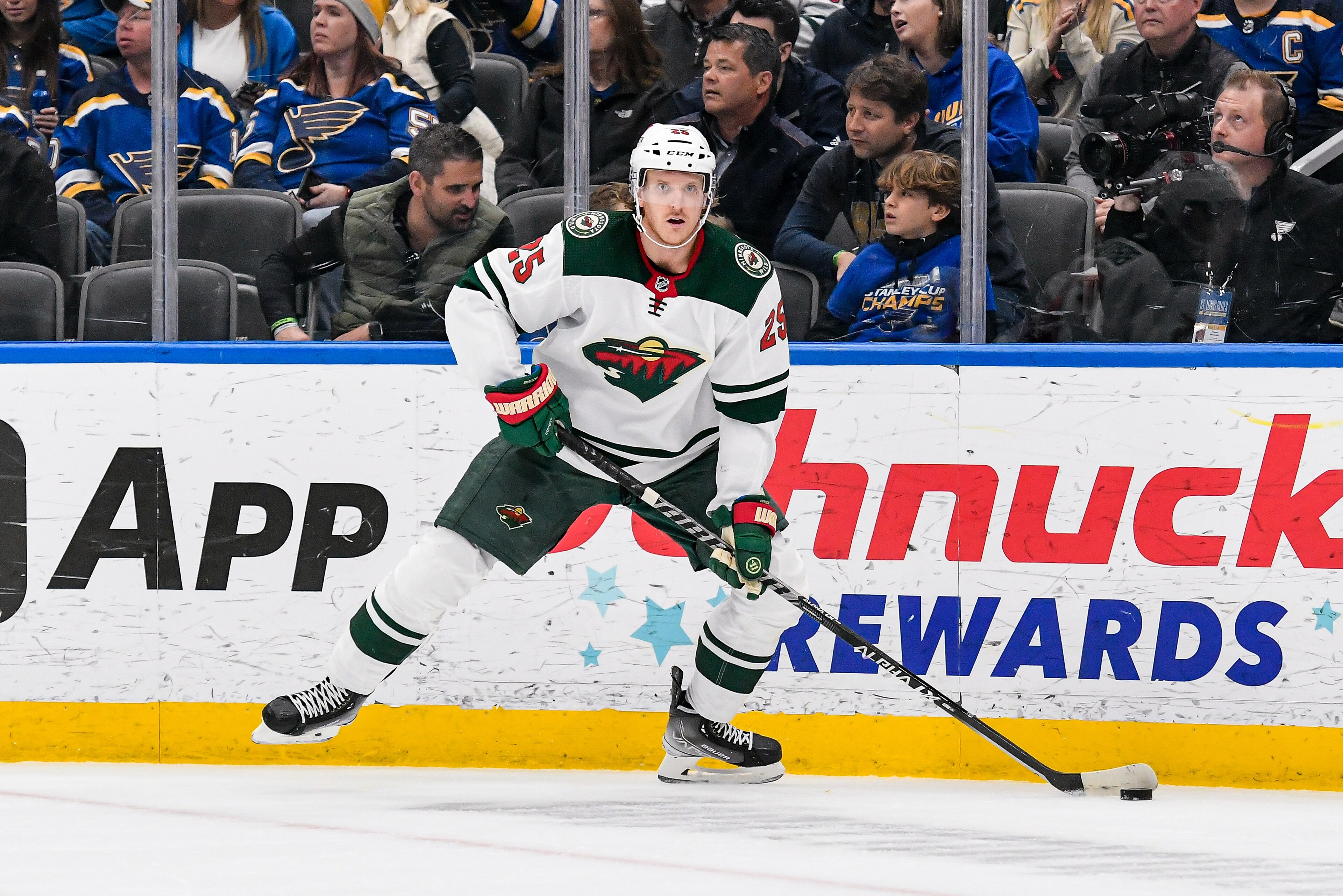 ST. LOUIS, MO - APRIL 16: Minnesota Wild defenseman Jonas Brodin (25) looks for a play in his own end during a game between the Minnesota Wild and the St. Louis Blues on April 16, 2022, at the Enterprise Center in St. Louis MO (Photo by Rick Ulreich/Icon Sportswire via Getty Images)