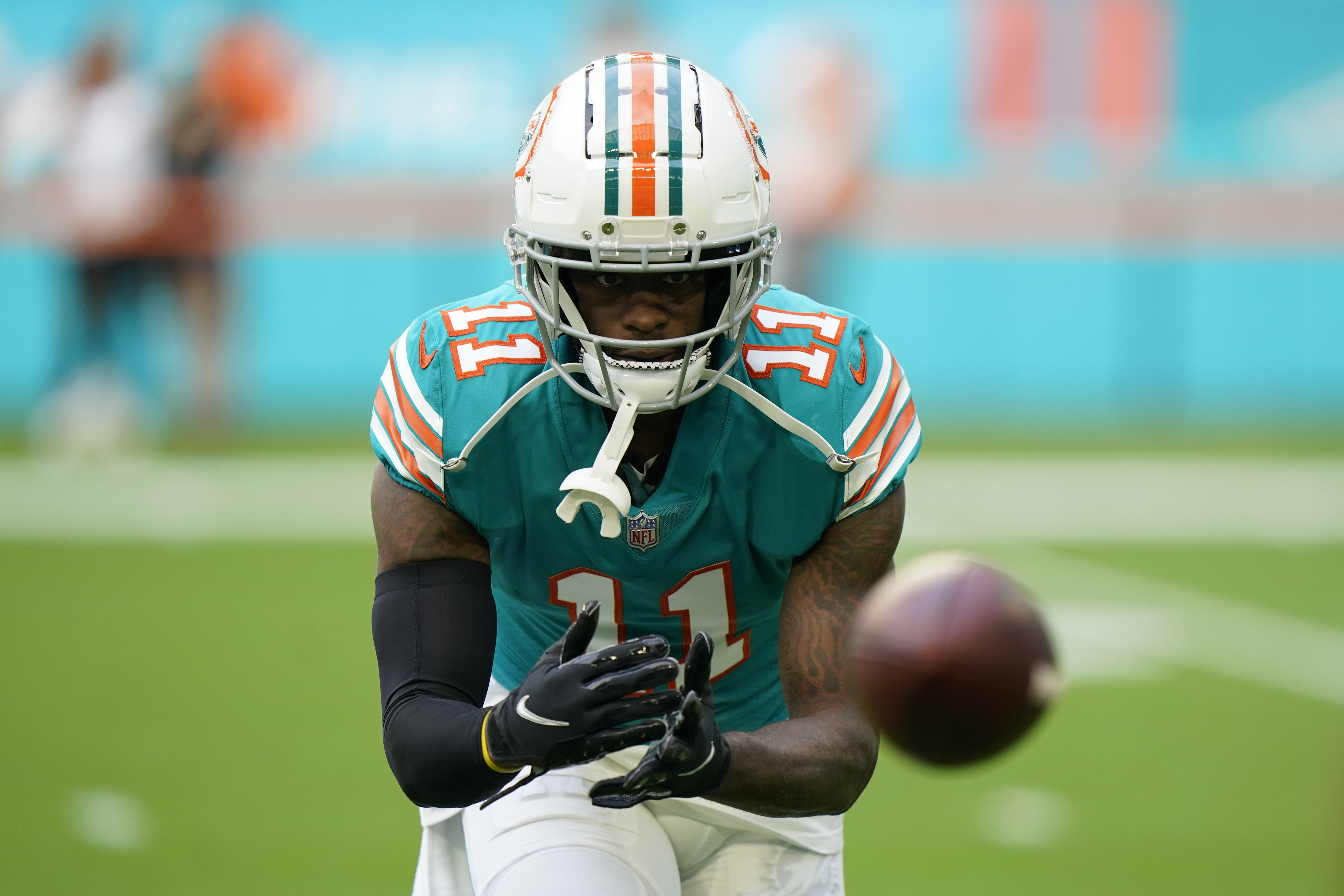 Patriots acquiring WR DeVante Parker from Dolphins in trade