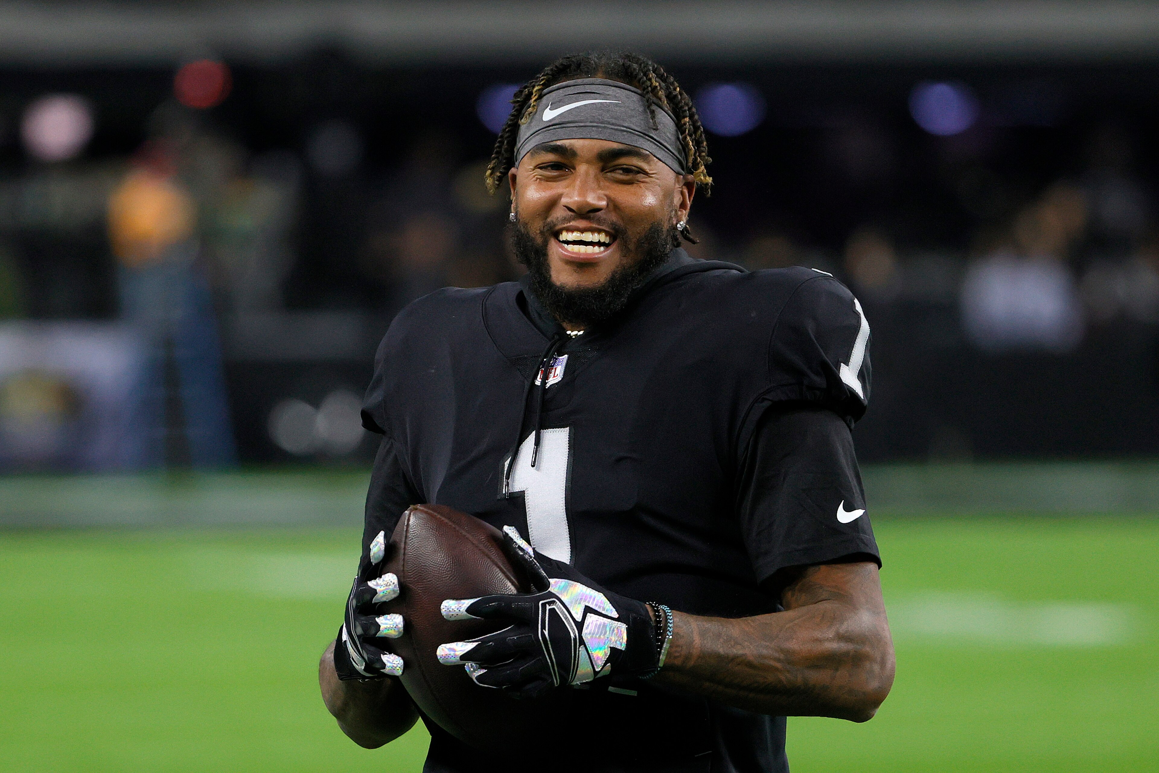 LAS VEGAS, NEVADA - NOVEMBER 14: DeSean Jackson #1 of the Las Vegas Raiders warms up before a game against the Kansas City Chiefs at Allegiant Stadium on November 14, 2021 in Las Vegas, Nevada. (Photo by Ethan Miller/Getty Images) LAS VEGAS, NEVADA - NOVEMBER 14: DeSean Jackson #1 of the Las Vegas Raiders warms up before a game against the Kansas City Chiefs at Allegiant Stadium on November 14, 2021 in Las Vegas, Nevada. (Photo by Ethan Miller/Getty Images)