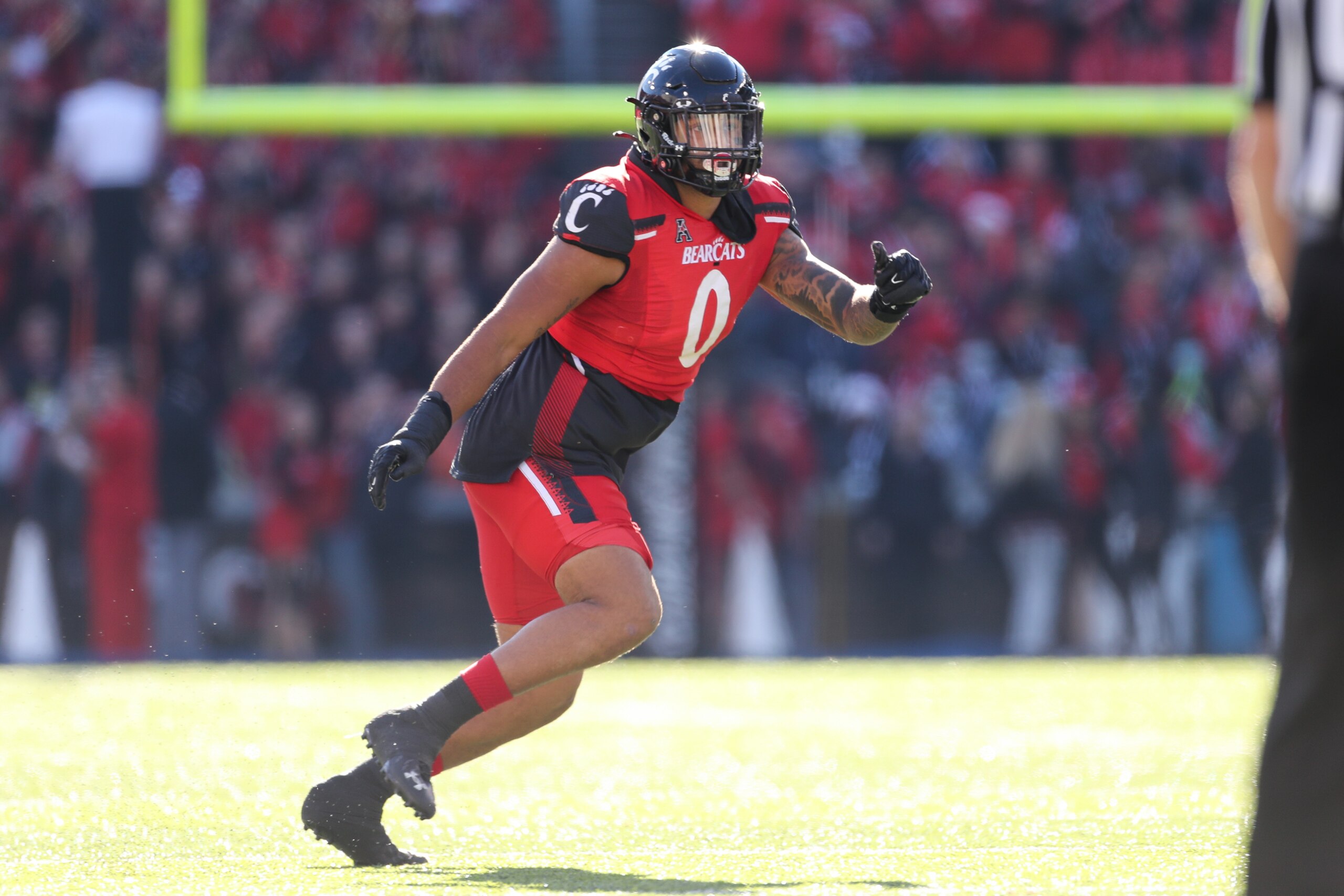 CINCINNATI, OH - NOVEMBER 06: Cincinnati Bearcats linebacker Darrian Beavers (0) in action during the game against the Tulsa Hurricane and the Cincinnati Bearcats on November 6, 2021, at Nippert Stadium in Cincinnati, OH. (Photo by Ian Johnson/Icon Sportswire via Getty Images)