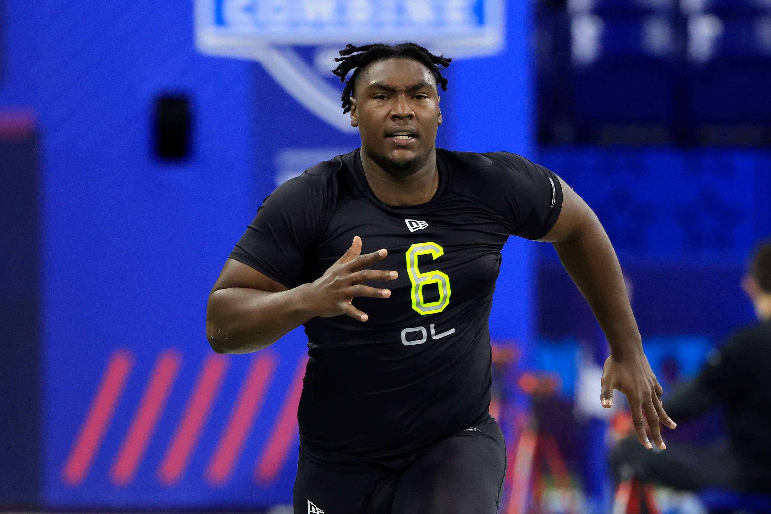 INDIANAPOLIS, INDIANA - MARCH 04: Charles Cross #OL06 of the Mississippi State runs the 40 yard dash during the NFL Combine at Lucas Oil Stadium on March 04, 2022 in Indianapolis, Indiana. (Photo by Justin Casterline/Getty Images)
