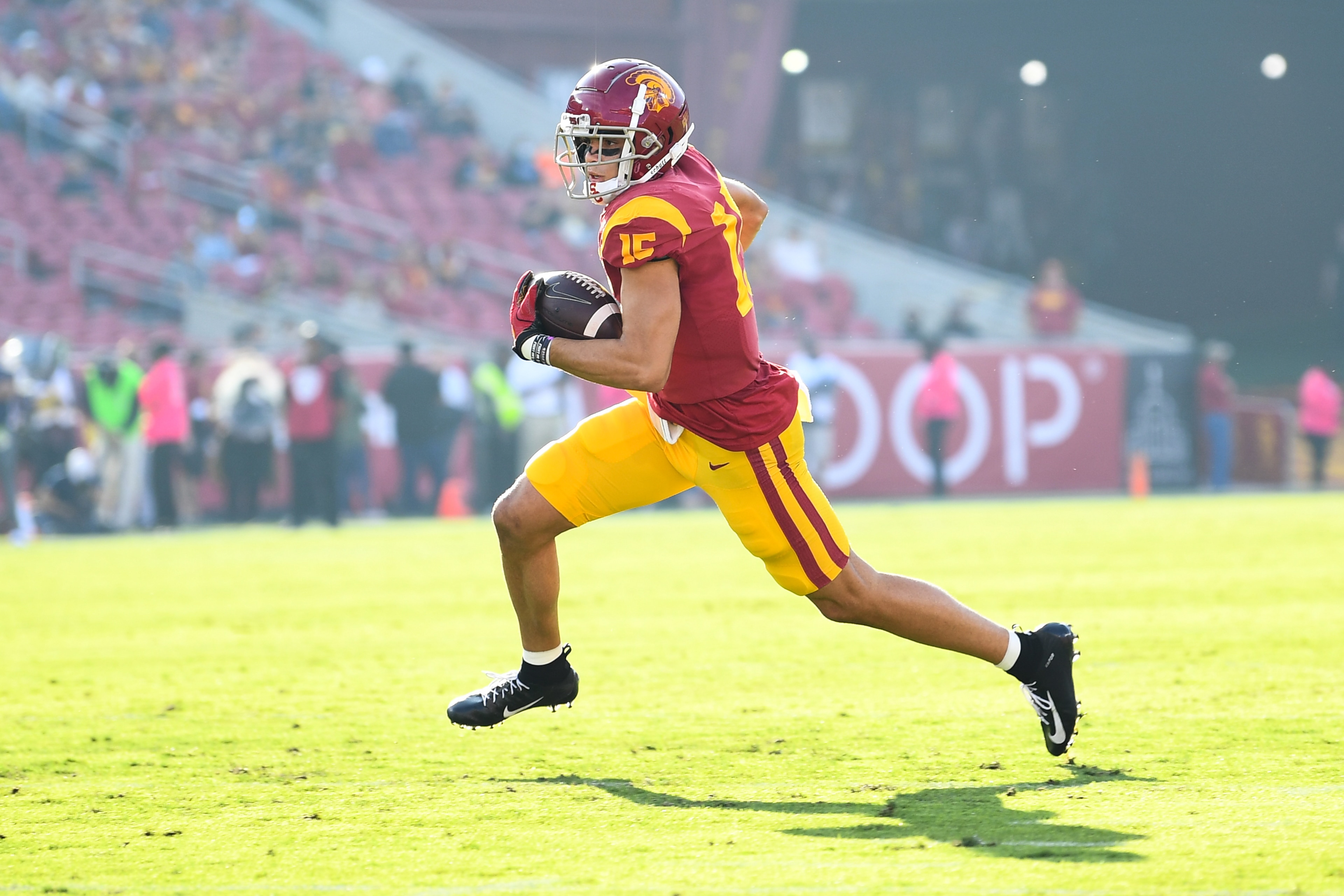 LOS ANGELES, CA - OCTOBER 30: USC Trojans wide receiver Drake London (15) runs up field during a college football game between the Arizona Wildcats and the USC Trojans on October 30, 2021, at Los Angeles Memorial Coliseum in Los Angeles, CA. (Photo by Brian Rothmuller/Icon Sportswire via Getty Images) LOS ANGELES, CA - OCTOBER 30: USC Trojans wide receiver Drake London (15) runs up field during a college football game between the Arizona Wildcats and the USC Trojans on October 30, 2021, at Los Angeles Memorial Coliseum in Los Angeles, CA. (Photo by Brian Rothmuller/Icon Sportswire via Getty Images)