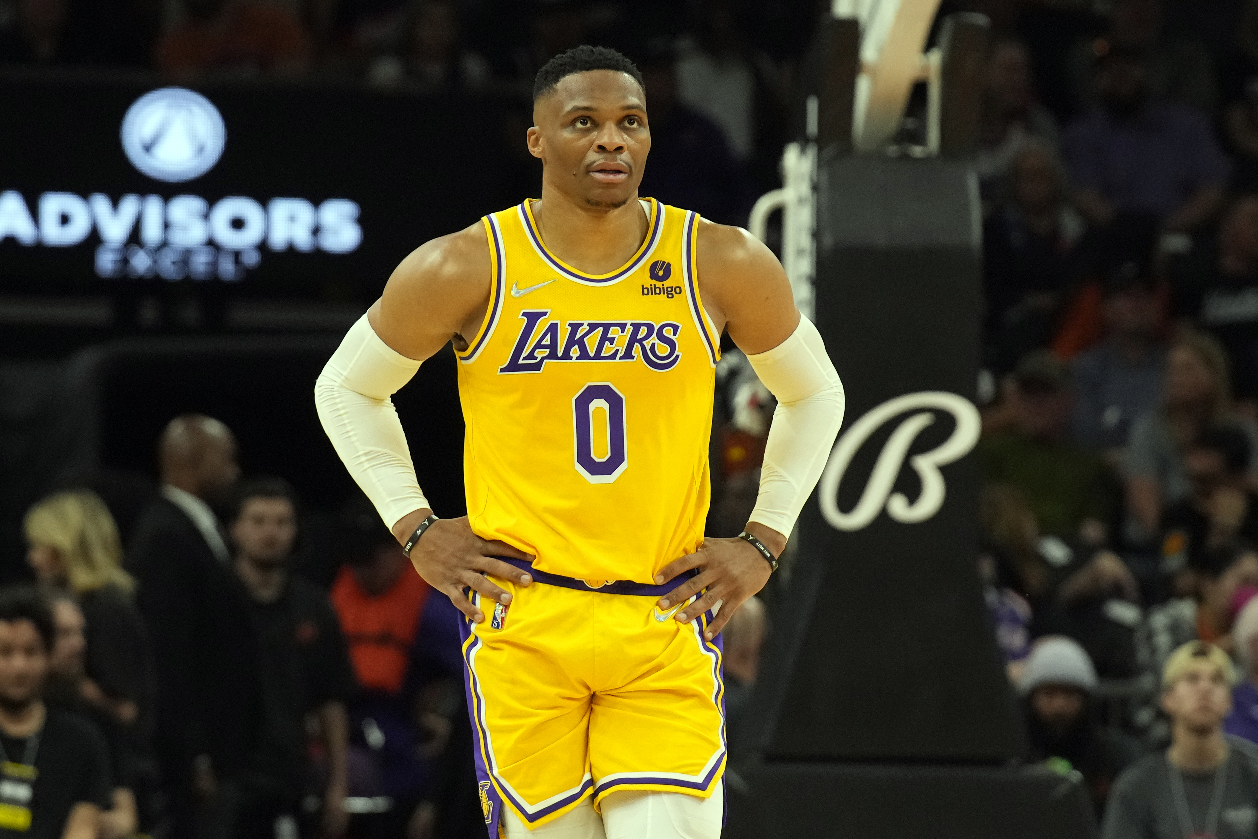 The surprising reason the Lakers are wearing No. 6 patches on their jerseys
