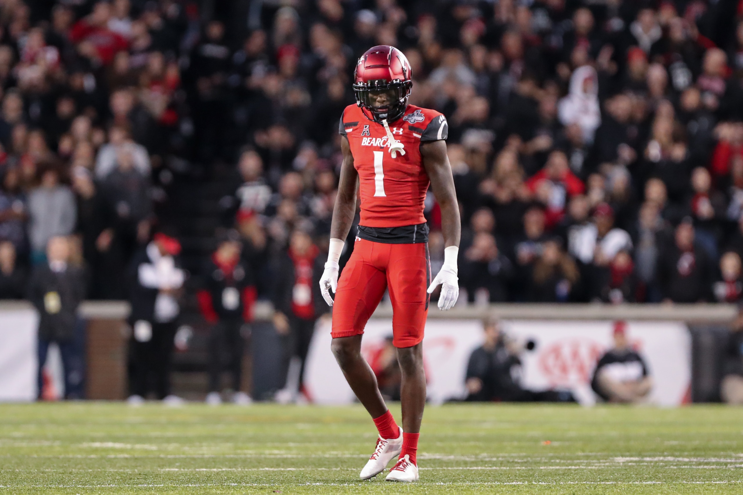 CINCINNATI, OH - DECEMBER 04: Cincinnati Bearcats cornerback Ahmad Gardner (1) during the game against the Houston Cougars and the Cincinnati Bearcats on December 4, 2021, at Nippert Stadium in Cincinnati, OH. (Photo by Ian Johnson/Icon Sportswire via Getty Images)