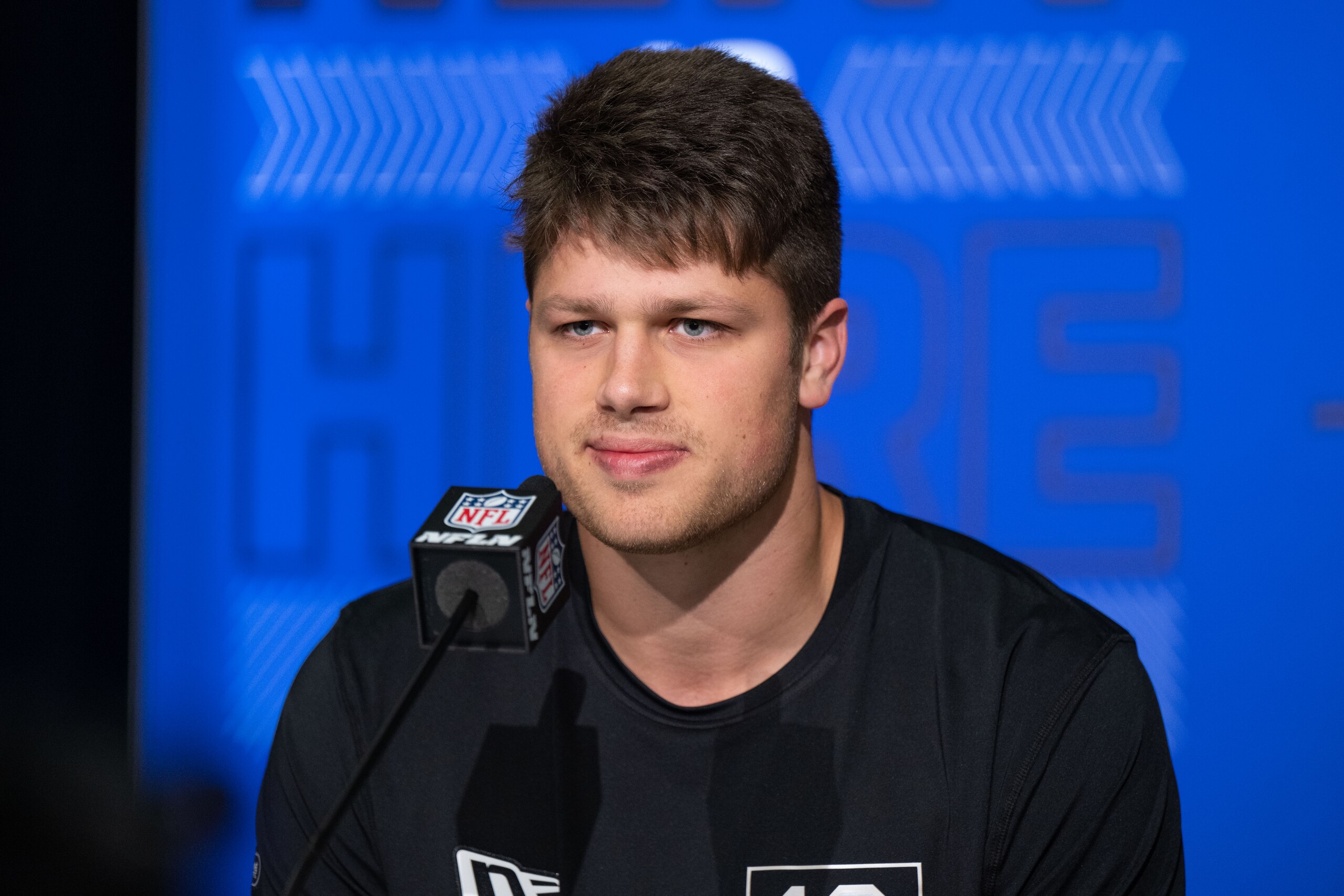 INDIANAPOLIS, IN - MARCH 02: Washington tight end Cade Otton answers questions from the media during the NFL Scouting Combine on March 2, 2022, at the Indiana Convention Center in Indianapolis, IN. (Photo by Zach Bolinger/Icon Sportswire via Getty Images)