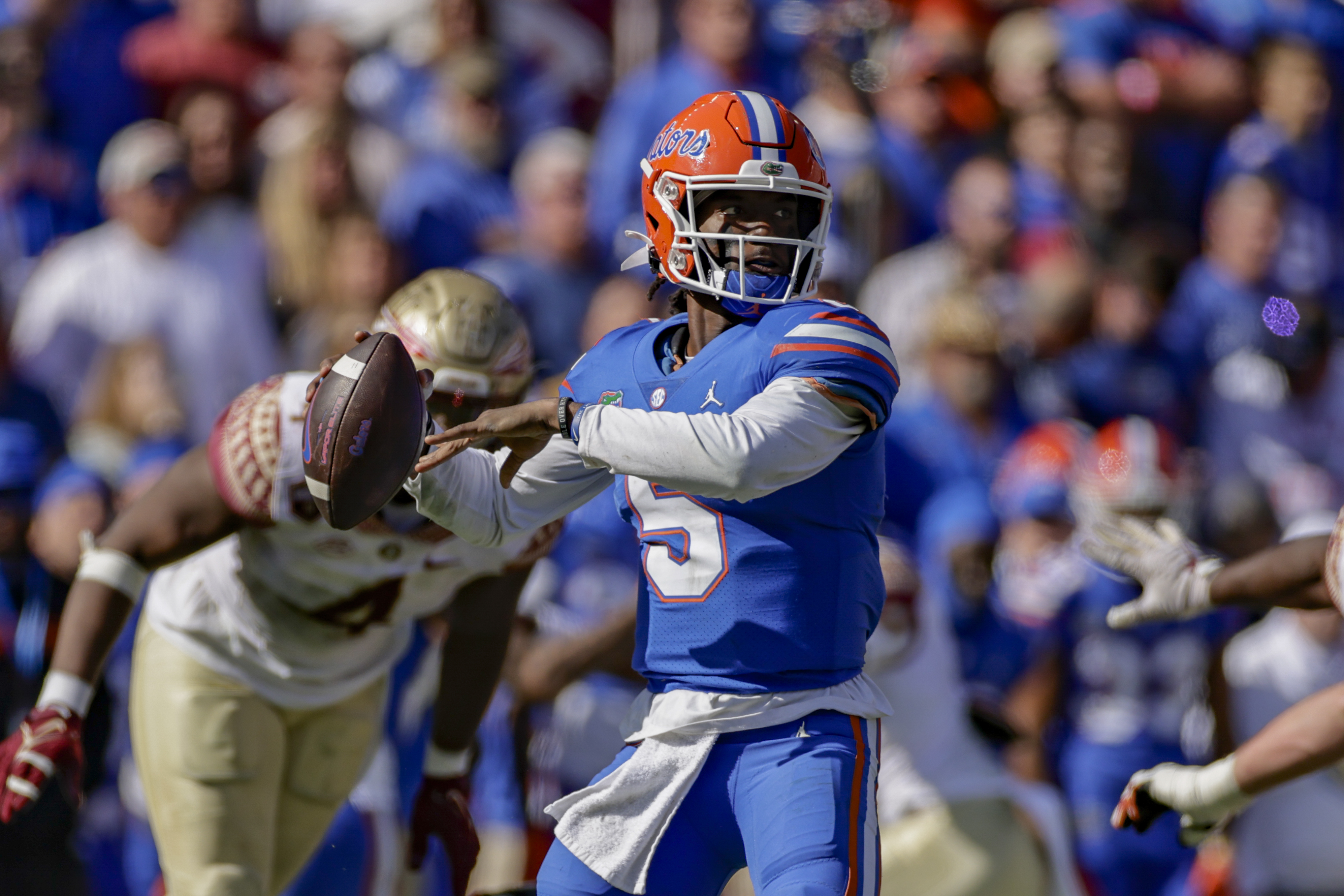 GAINESVILLE, FL - NOVEMBER 27: Florida Gators quarterback Emory Jones (5) during the game between the Florida State Seminoles and the Florida Gators on November 27, 2021 at Ben Hill Griffin Stadium in Gainesville, Fl. (Photo by David Rosenblum/Icon Sportswire via Getty Images)