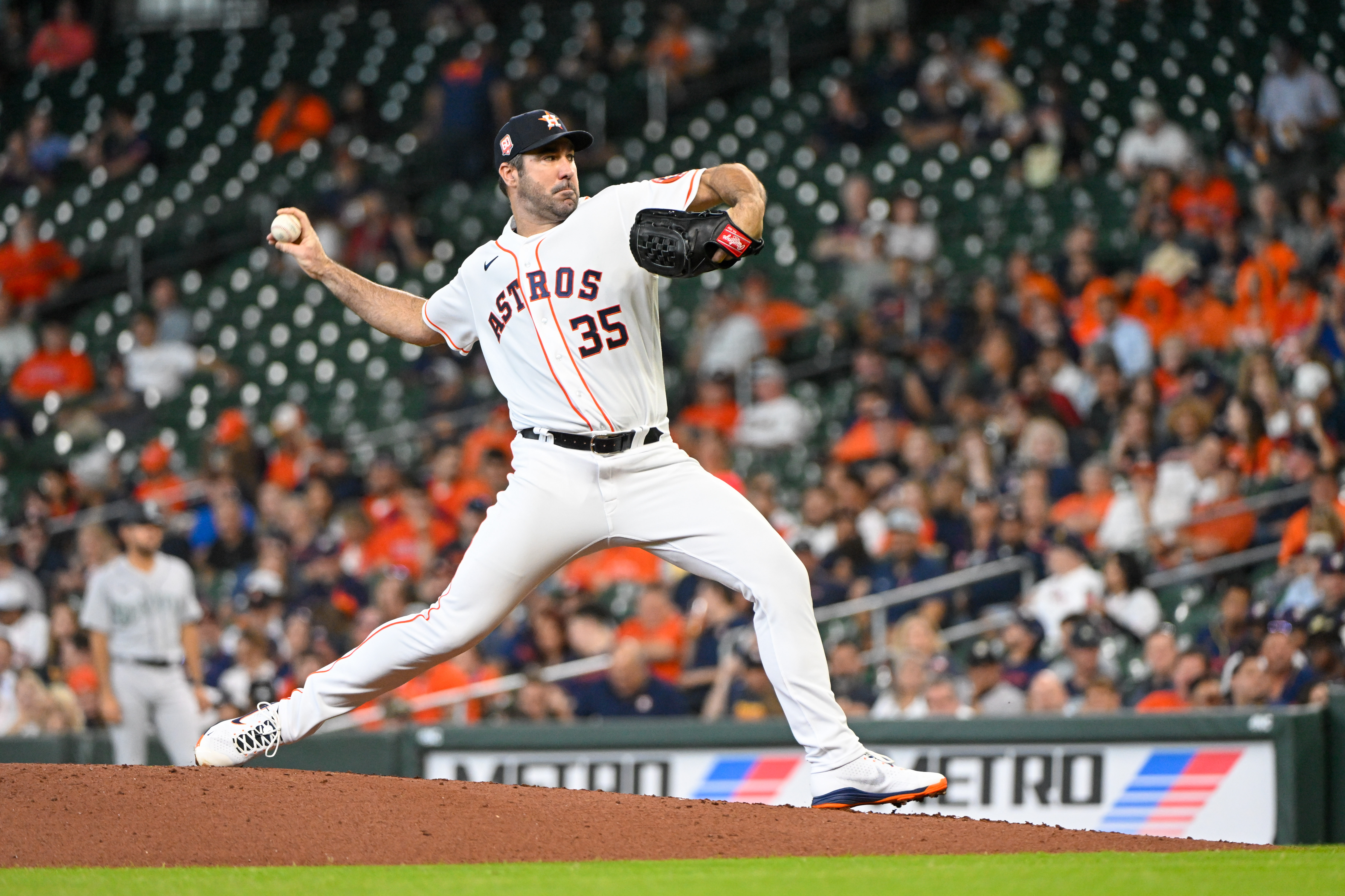 HOUSTON, TX - JUNE 19: Jumbotron displays team logos during the baseball  game between the Chicago White Sox and Houston Astros on June 19, 2022 at Minute  Maid Park in Houston, Texas. (