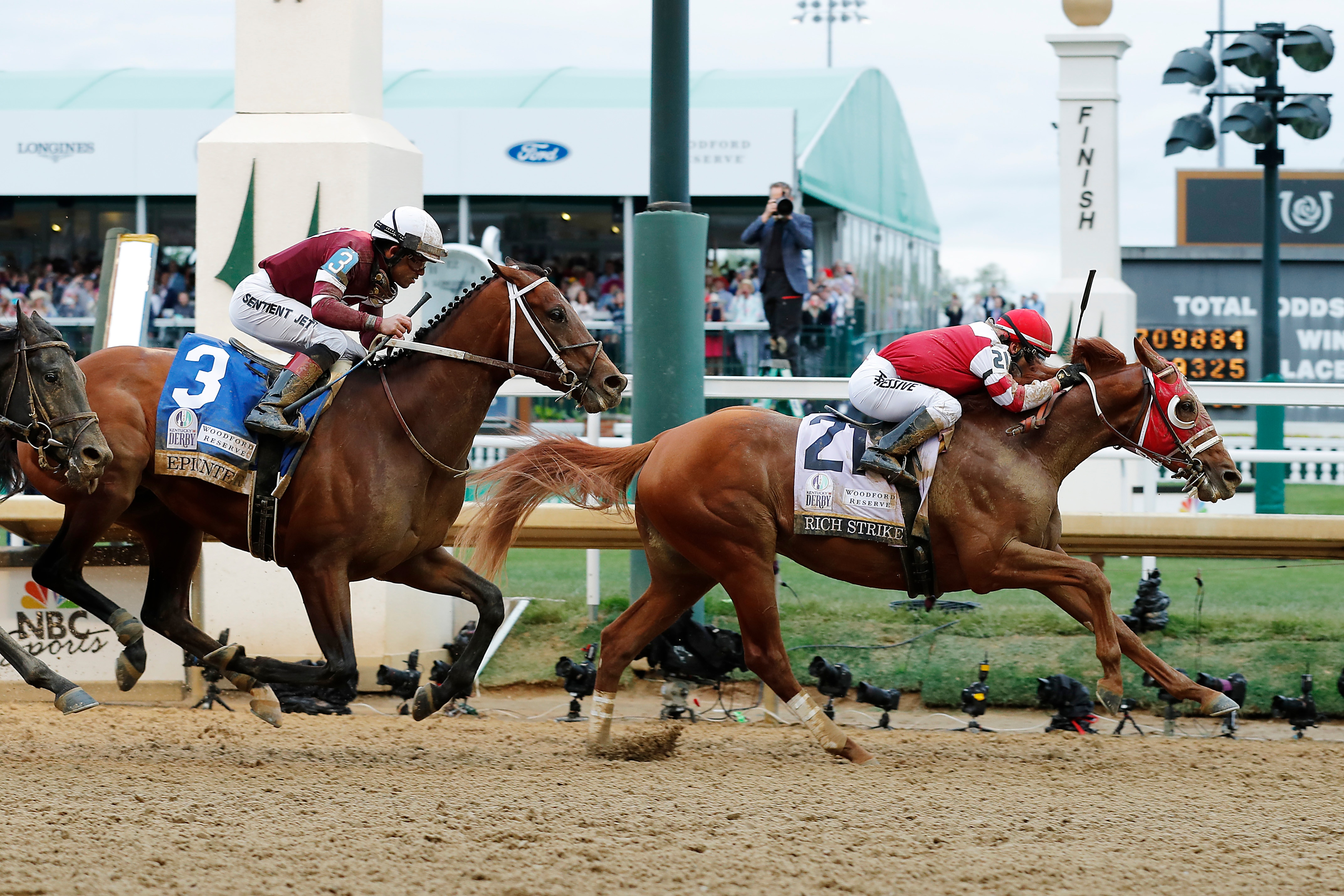 LOUISVILLE, KENTUCKY - MAY 07: Rich Strike with Sonny Leon up wins the 148th running of the Kentucky Derby followed by Epicenter with Joel Rosario up at Churchill Downs on May 07, 2022 in Louisville, Kentucky. (Photo by Gunnar Word/Getty Images)