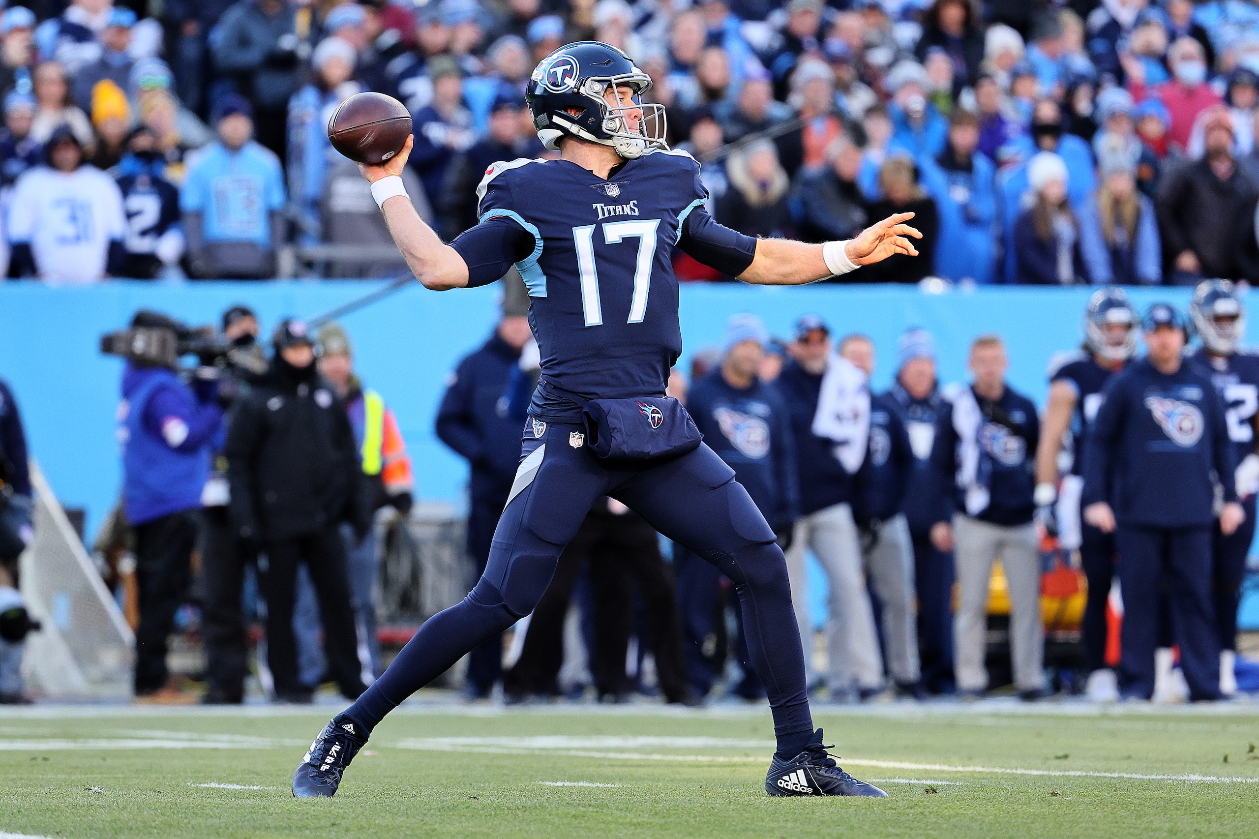 NASHVILLE, TENNESSEE - JANUARY 22: Quarterback Ryan Tannehill #17 of the Tennessee Titans throws a first quarter pass against the Cincinnati Bengals in the AFC Divisional Playoff game at Nissan Stadium on January 22, 2022 in Nashville, Tennessee. (Photo by Andy Lyons/Getty Images)