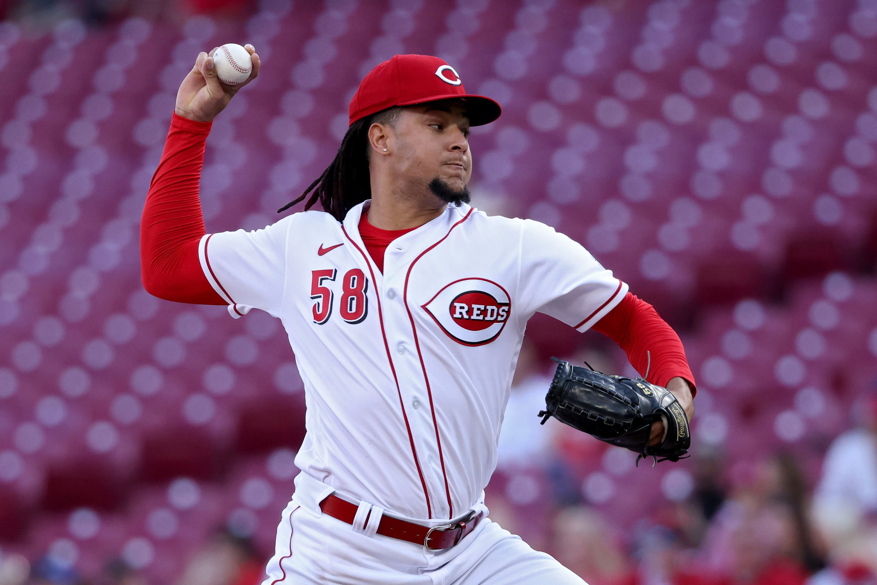 Mariners acquire Reds All-Star pitcher Luis Castillo in trade