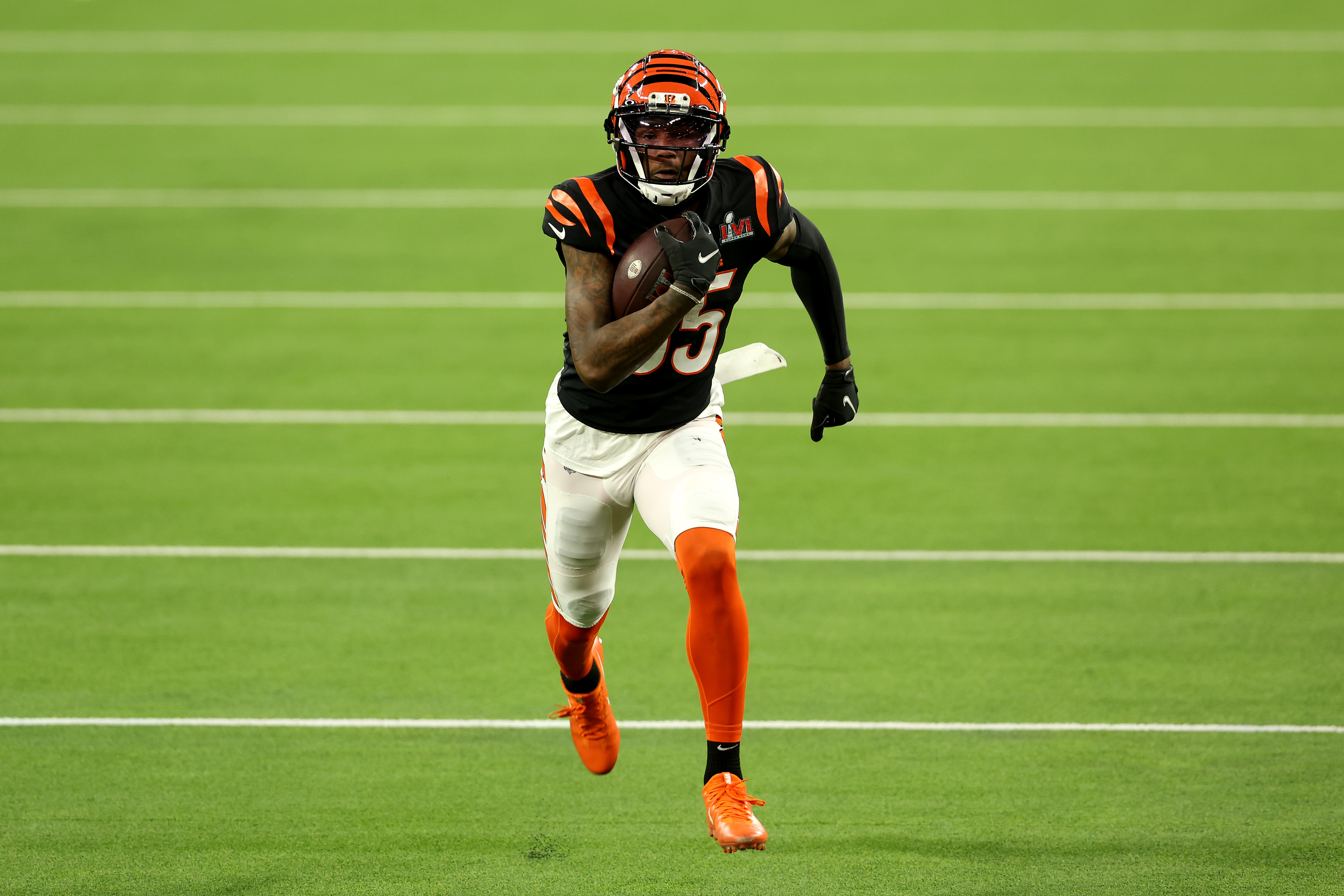 Bengals' Tee Higgins leaves game vs. Steelers, is out with