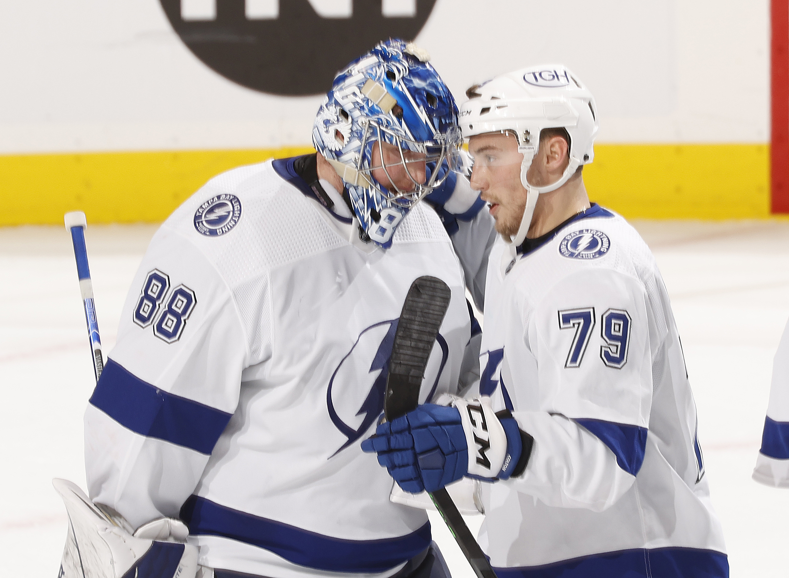 Ross Colton scores two goals, Lightning beat Blackhawks 5-2