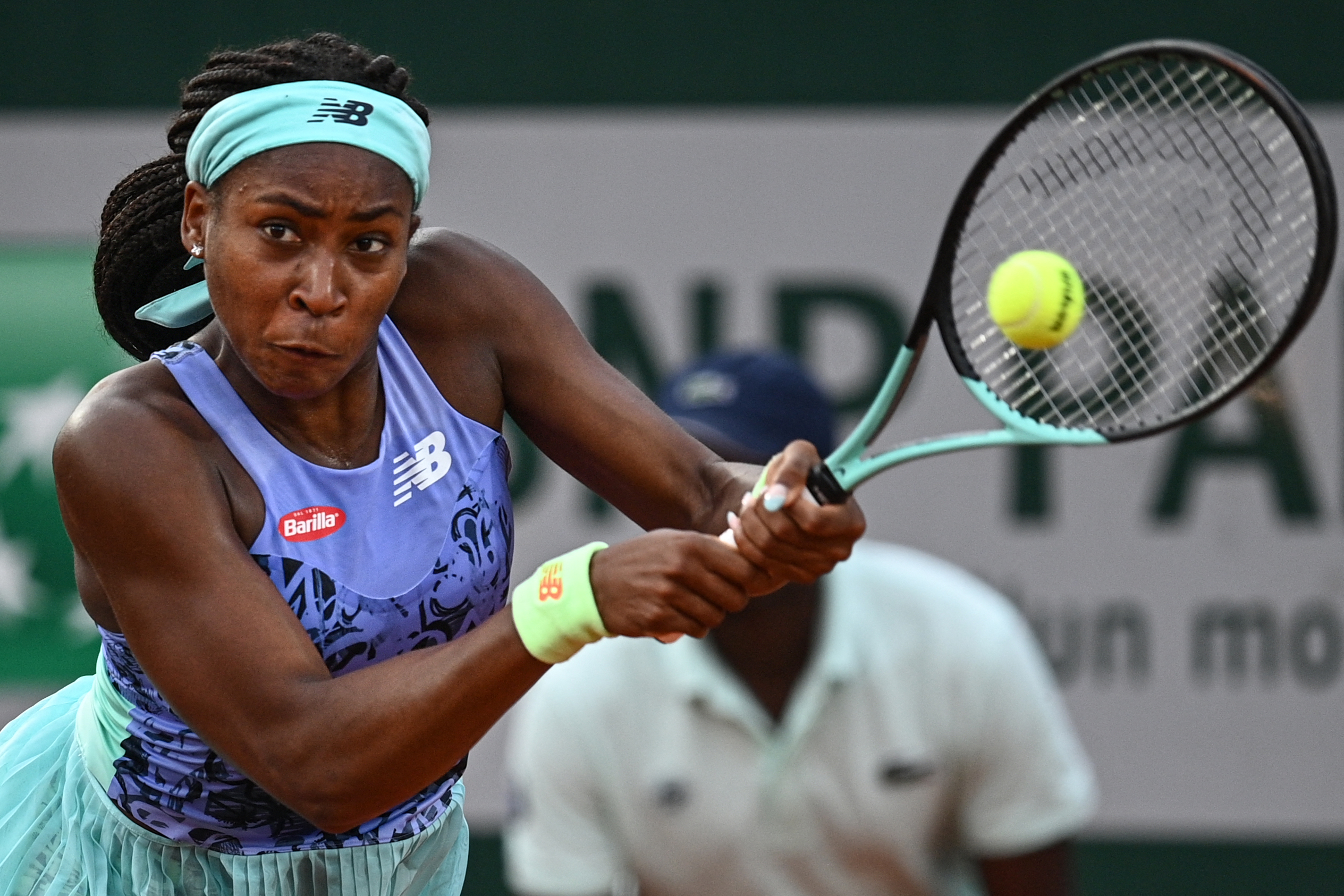 Leylah Fernandez tops Poland's Magda Linette in 1st round of French Open