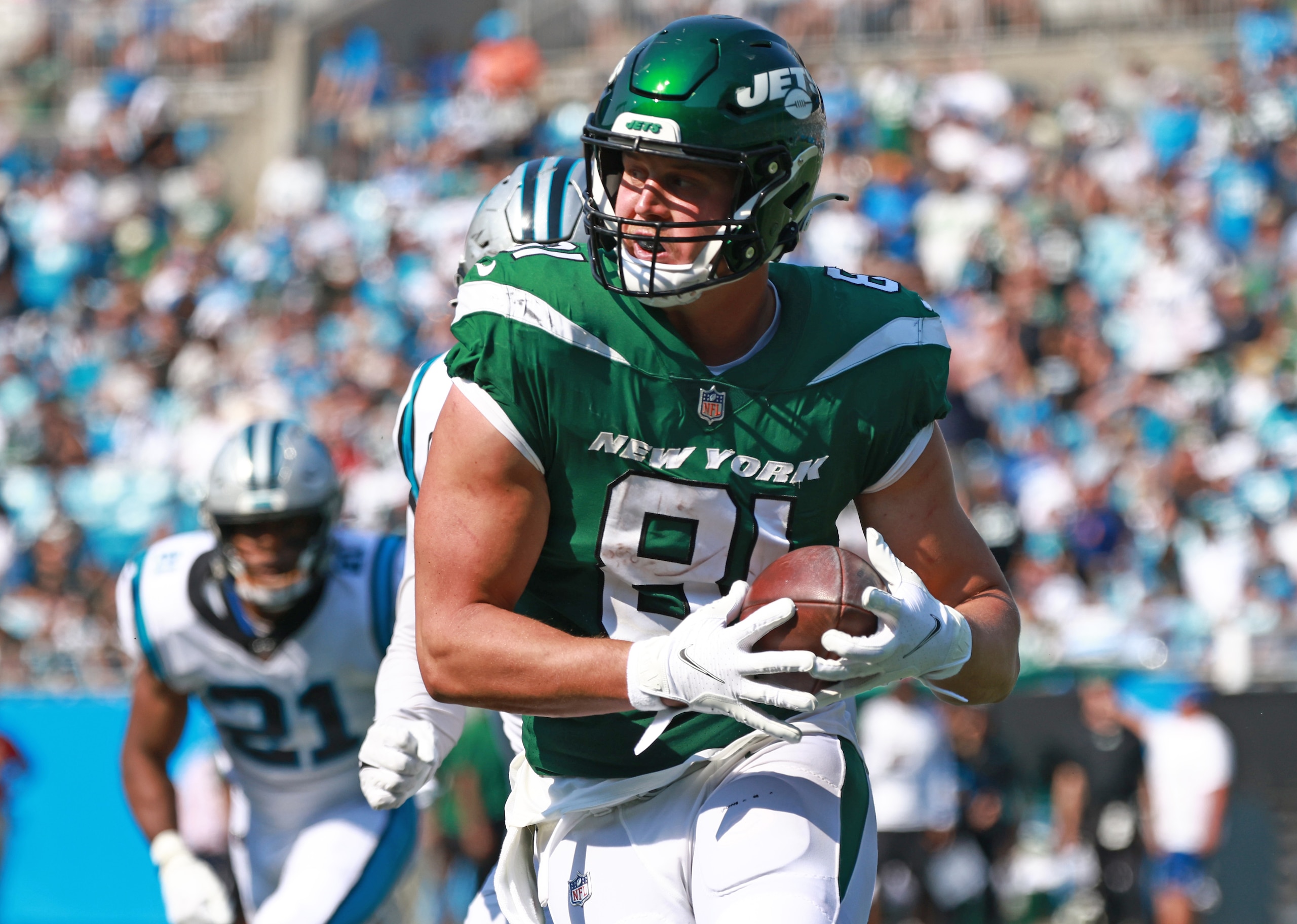 CHARLOTTE, NORTH CAROLINA - SEPTEMBER 12: Tyler Kroft #81 of the New York Jets runs with the ball after a reception against the Carolina Panthers at Bank of America Stadium on September 12, 2021 in Charlotte, North Carolina. (Photo by Grant Halverson/Getty Images)