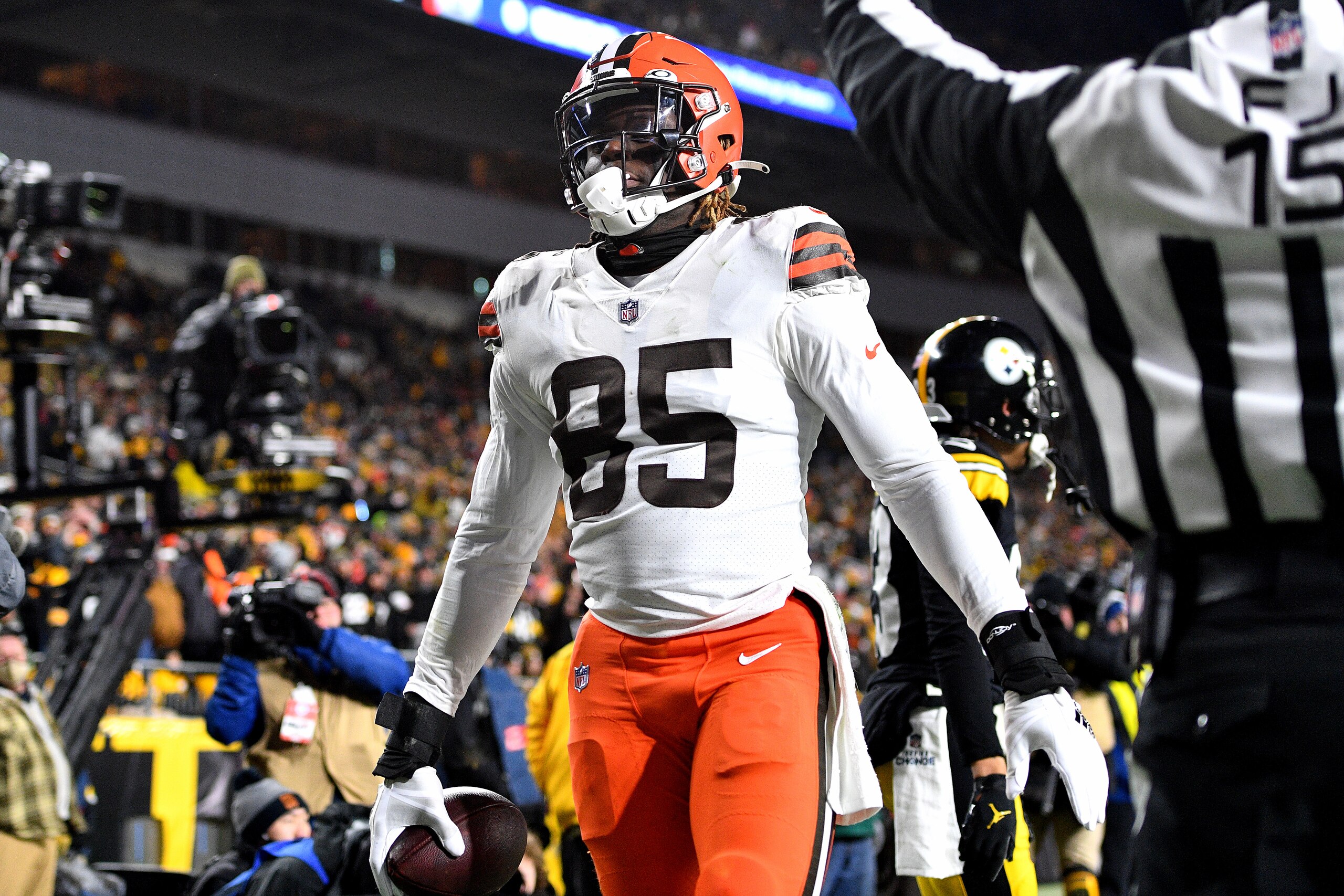 PITTSBURGH, PENNSYLVANIA - JANUARY 03: David Njoku #85 of the Cleveland Browns is shown after scoring a touchdown in the third quarter of the game against the Pittsburgh Steelers at Heinz Field on January 03, 2022 in Pittsburgh, Pennsylvania. (Photo by Joe Sargent/Getty Images)