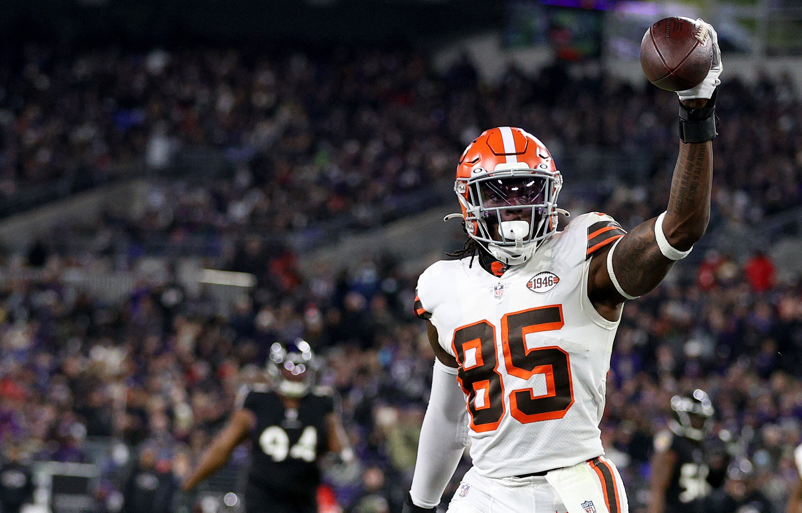BALTIMORE, MARYLAND - NOVEMBER 28: David Njoku #85 of the Cleveland Browns celebrates a touchdown during a game against the Baltimore Ravens at M&T Bank Stadium on November 28, 2021 in Baltimore, Maryland. (Photo by Rob Carr/Getty Images)