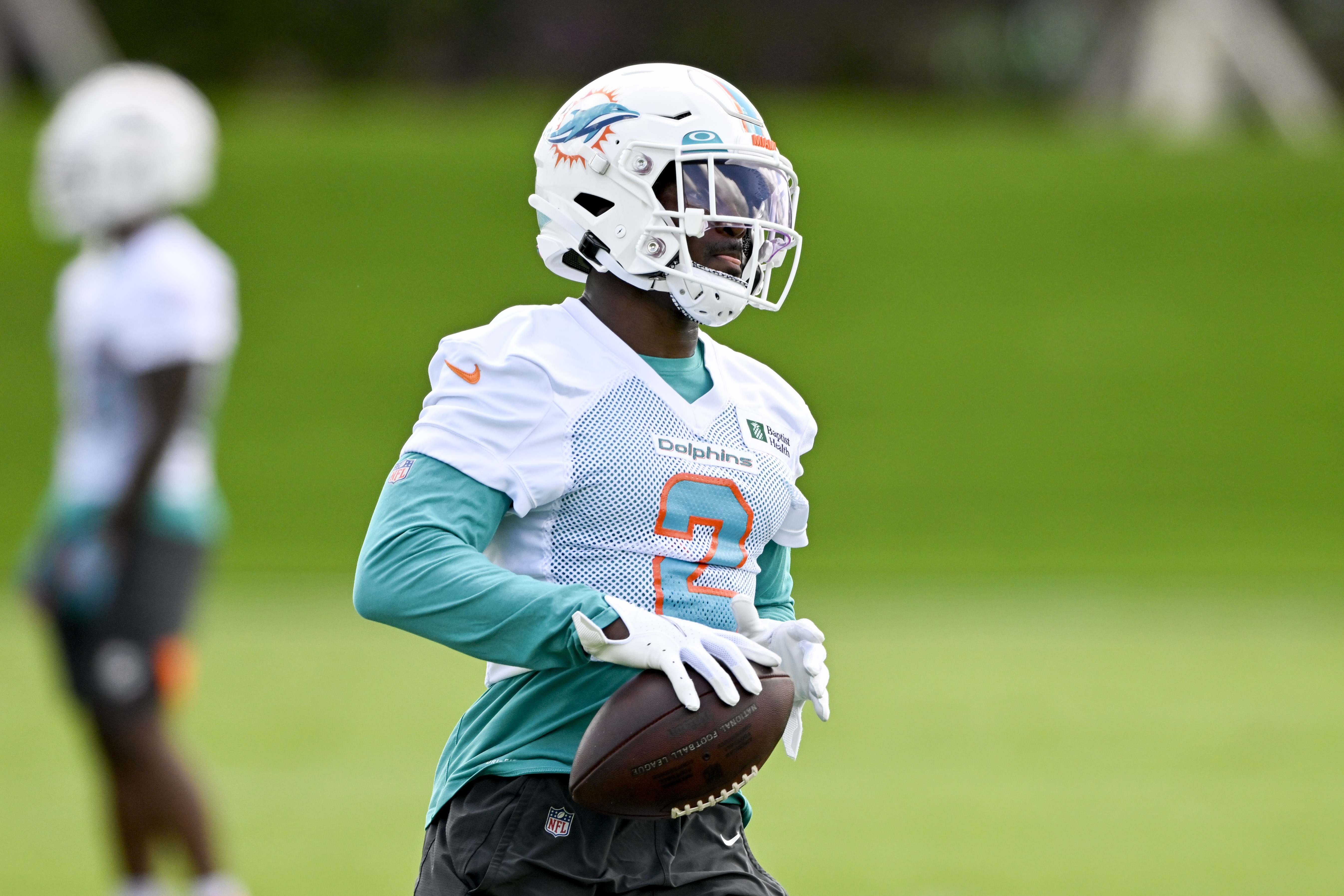 DAVIE, FL - JUNE 01: Miami Dolphins running back Chase Edmonds (2) runs with the ball during the first mandatory minicamp at the Baptist Health Training Complex on June 1, 2022, in Miami Gardens, Florida. (Photo by Doug Murray/Icon Sportswire via Getty Images)