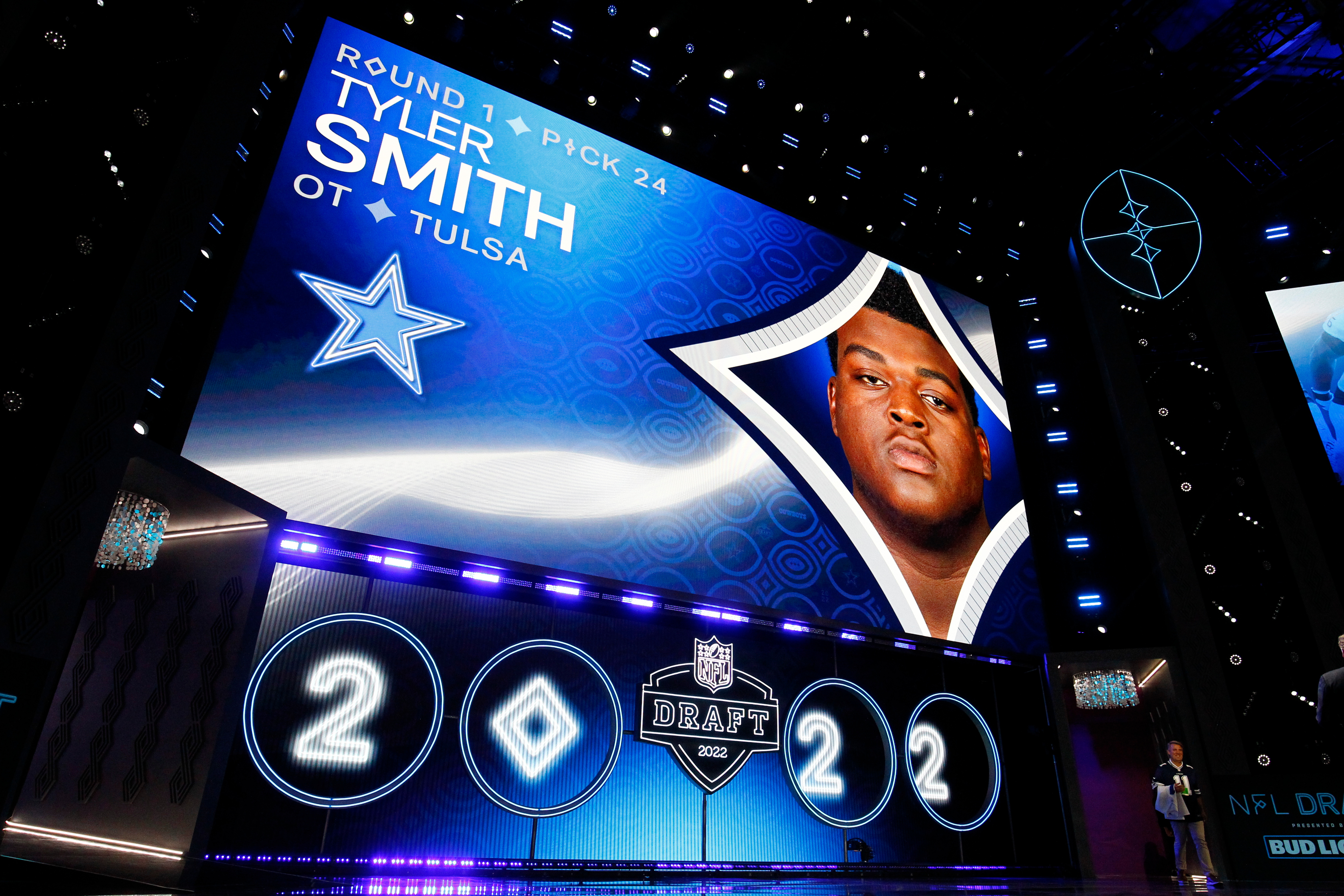 Cowboys sign 1st-round pick Tyler Smith, work him at guard in minicamp