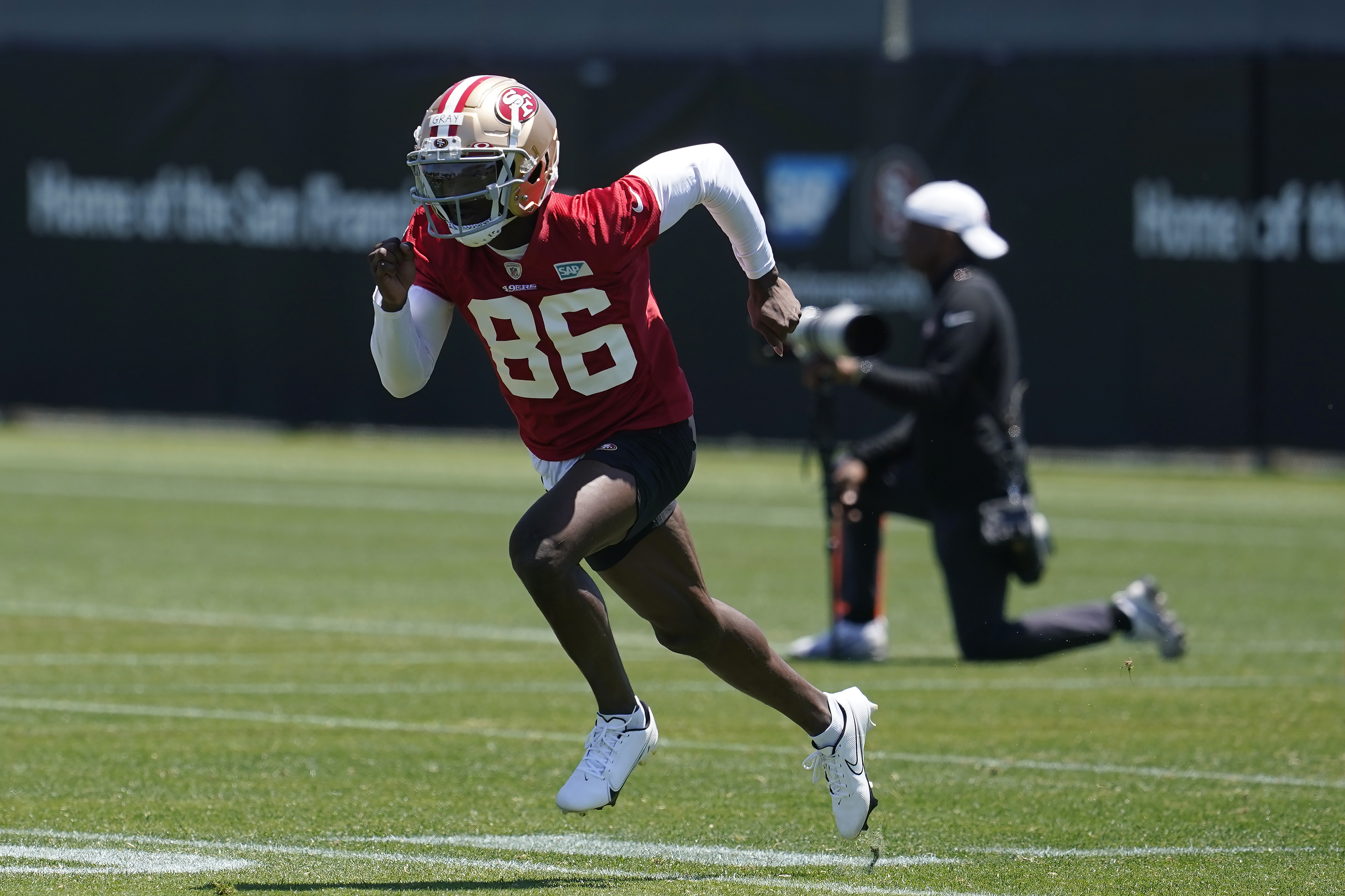 49ers Rookie Lineman Draws Rave Reviews From his Coaches