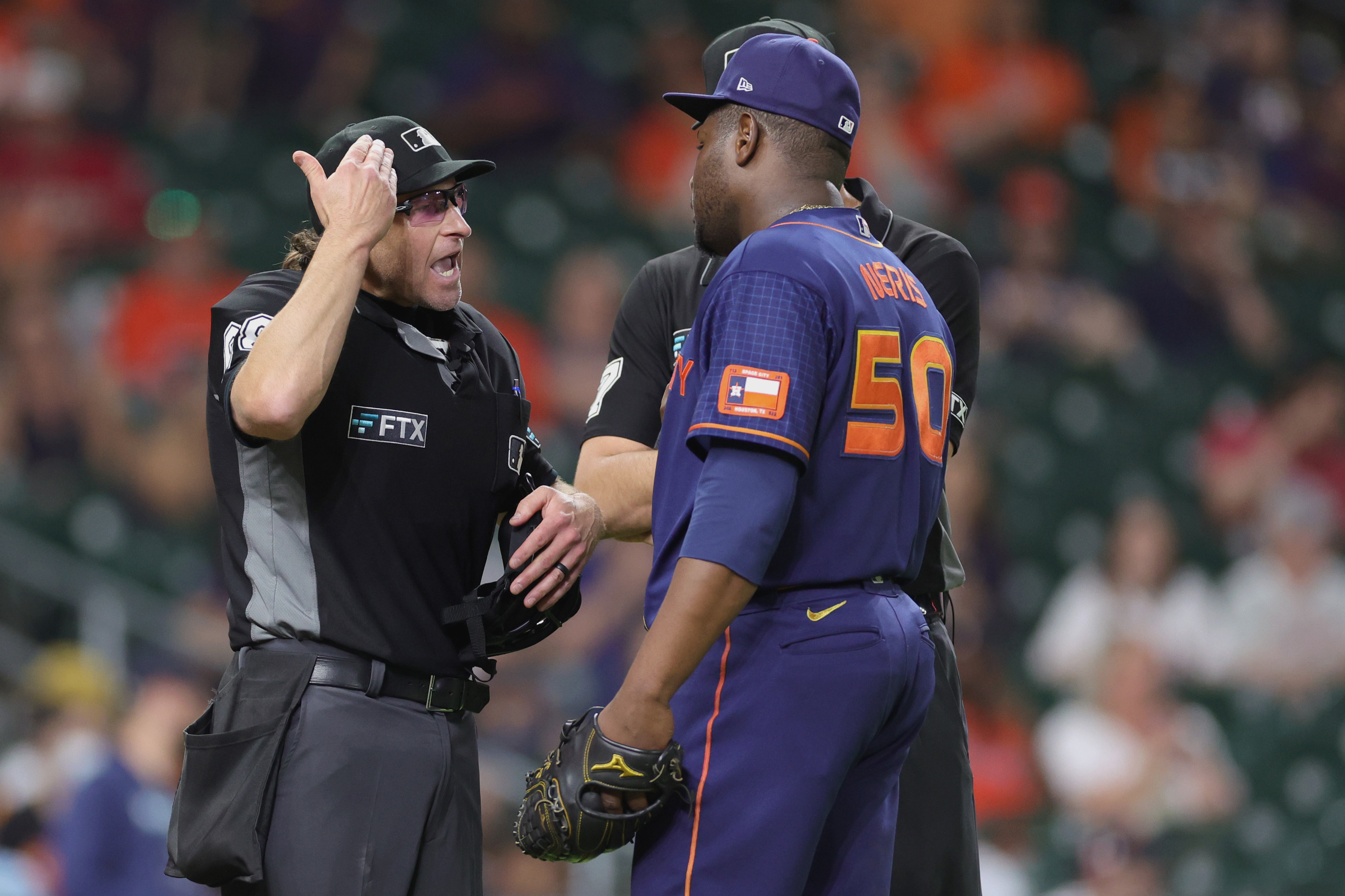 Astros' Neris shouts at Mariners' Rodríguez after strikeout