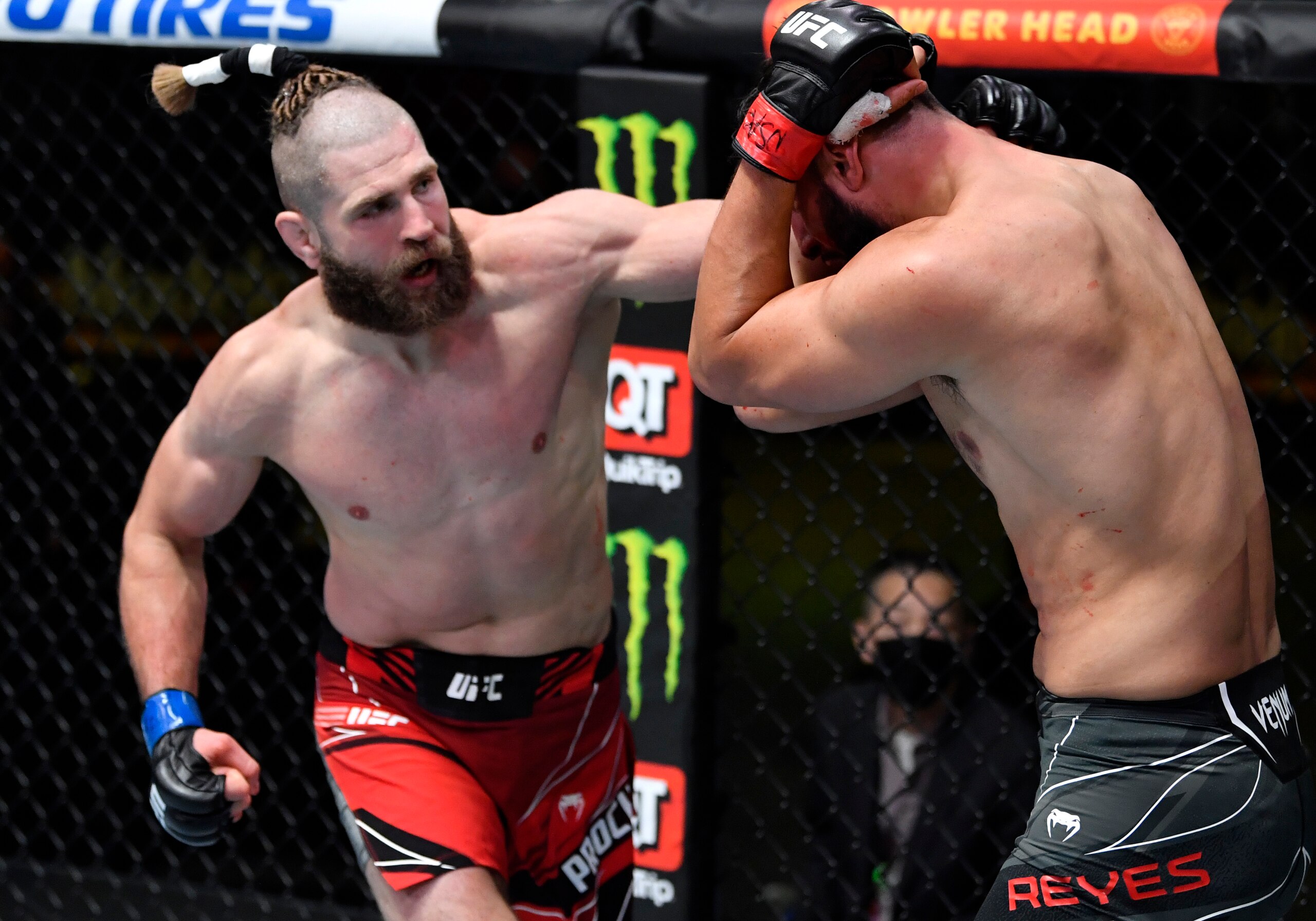 LAS VEGAS, NEVADA - MAY 01: (L-R) Jiri Prochazka of the Czech Republic punches Dominick Reyes in a light heavyweight bout during the UFC Fight Night event at UFC APEX on May 01, 2021 in Las Vegas, Nevada. (Photo by Jeff Bottari/Zuffa LLC)