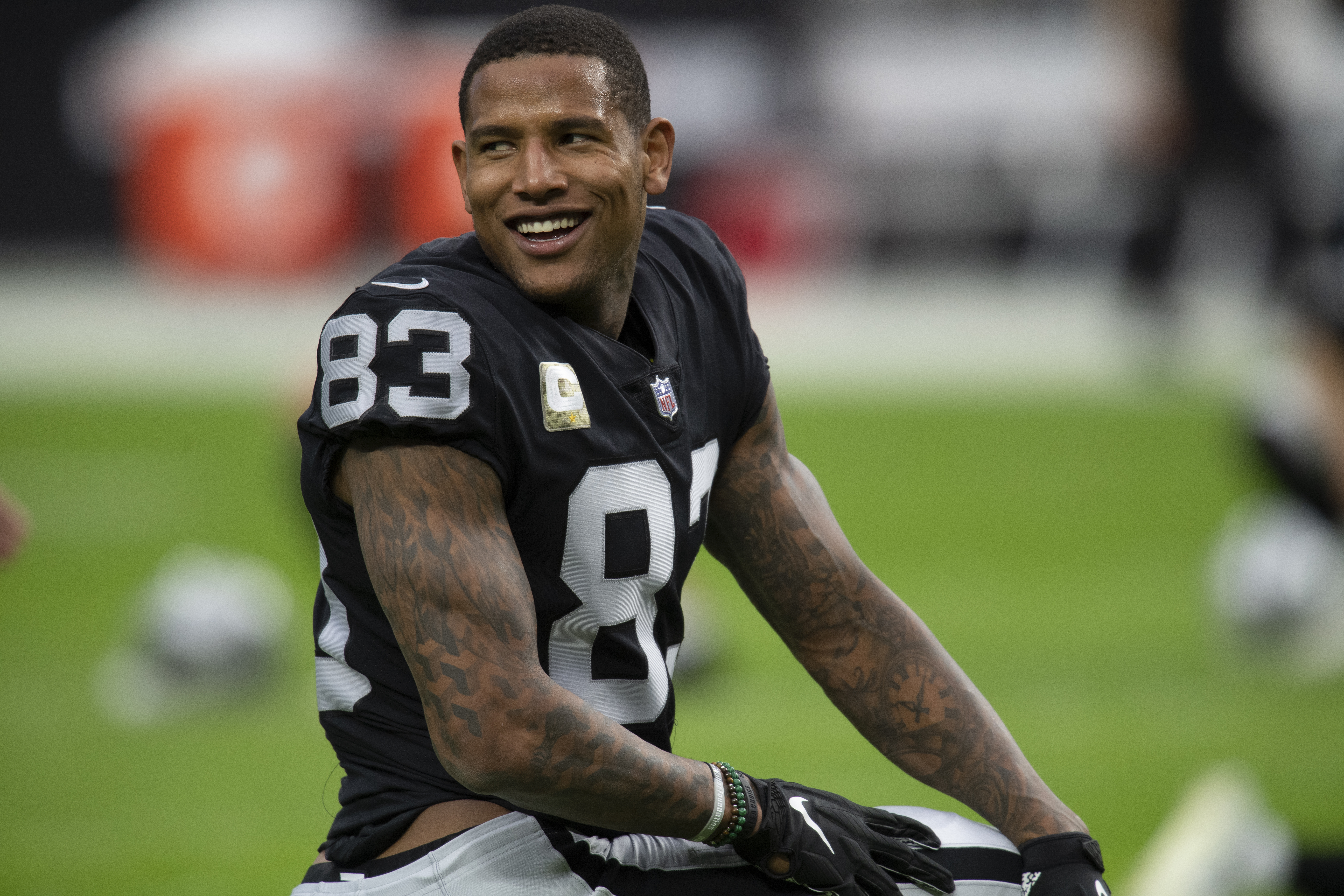 Raiders sign tight end Darren Waller to multi-year extension