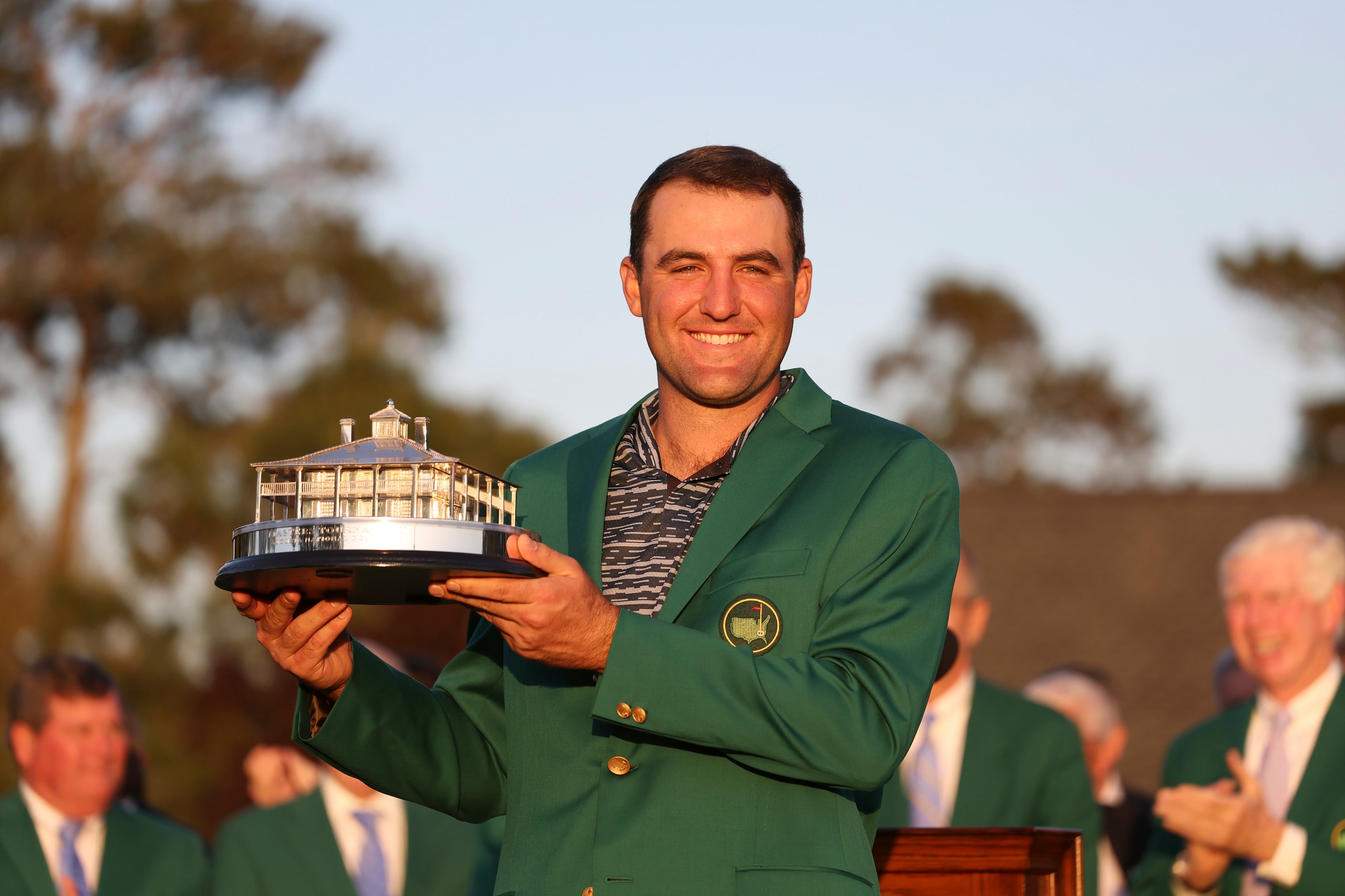 Golf: The Masters: Scottie Scheffler  holding Masters Championship 
Trophy during green jacket ceremony after Sunday play at Augusta National.
Augusta, GA 4/10/2022
CREDIT: Simon Bruty (Photo by Simon Bruty/Sports Illustrated via Getty Images) 
(Set Number: X164005 TK4)