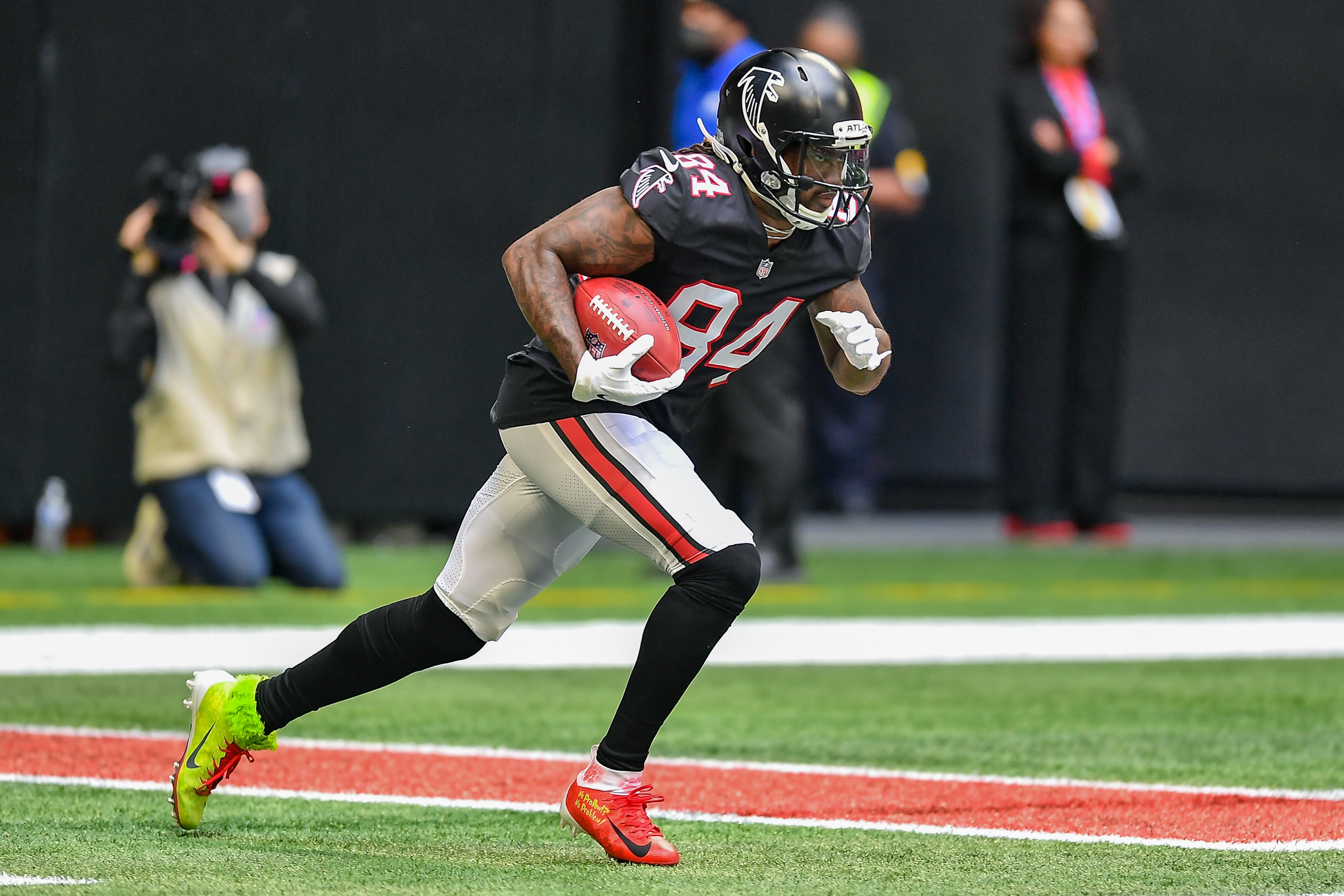ATLANTA, GA  DECEMBER 26:  Atlanta running back Cordarrelle Patterson (84) returns a kick-off during the NFL game between the Detroit Lions and the Atlanta Falcons on December 26th, 2021 at Mercedes-Benz Stadium in Atlanta, GA.  (Photo by Rich von Biberstein/Icon Sportswire via Getty Images)