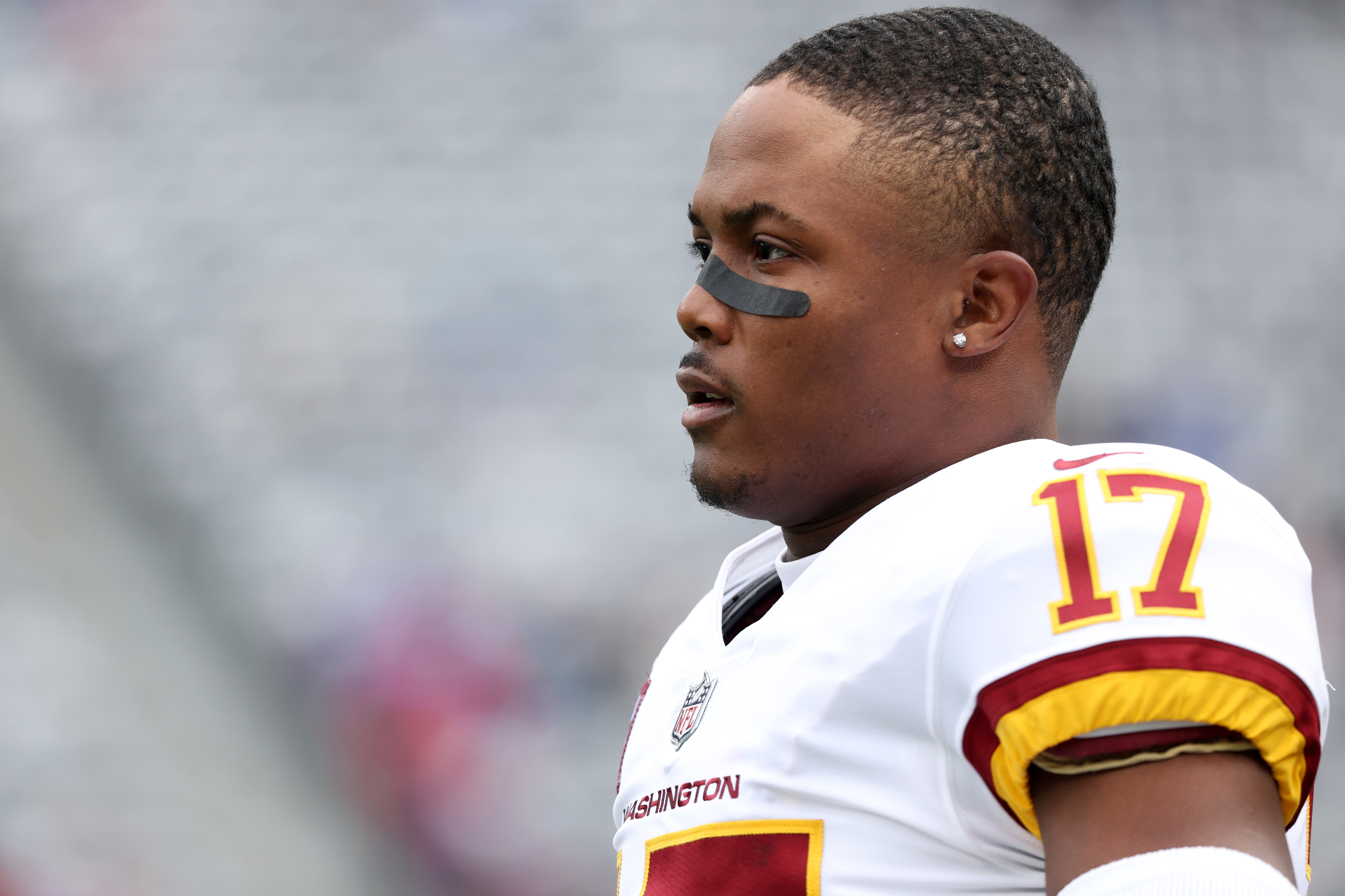 Washington Commanders wide receiver Terry McLaurin (17) during a