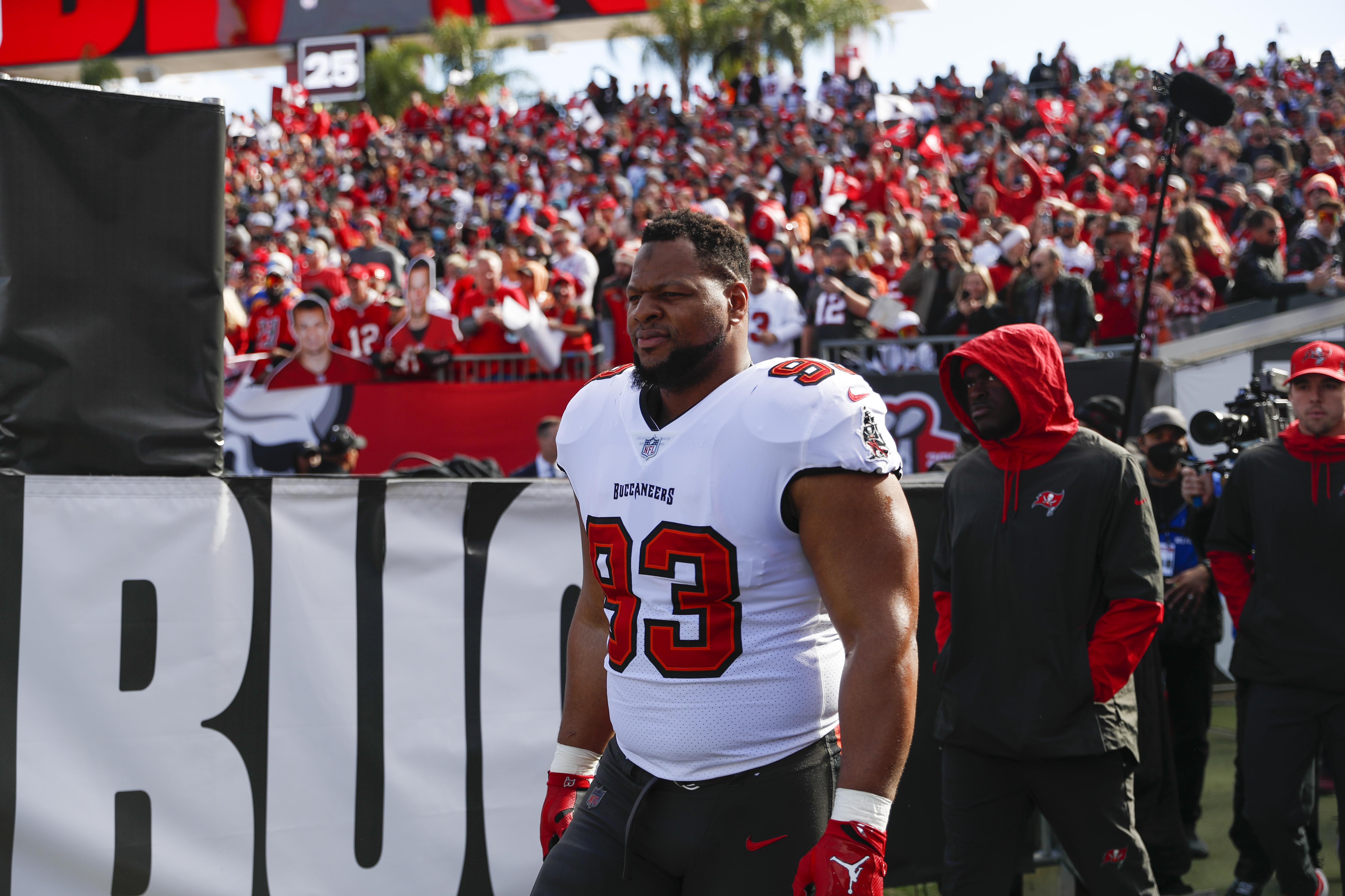 Ndamukong Suh wants to play in 2022, but it 'looks like the Bucs are out of  the picture'