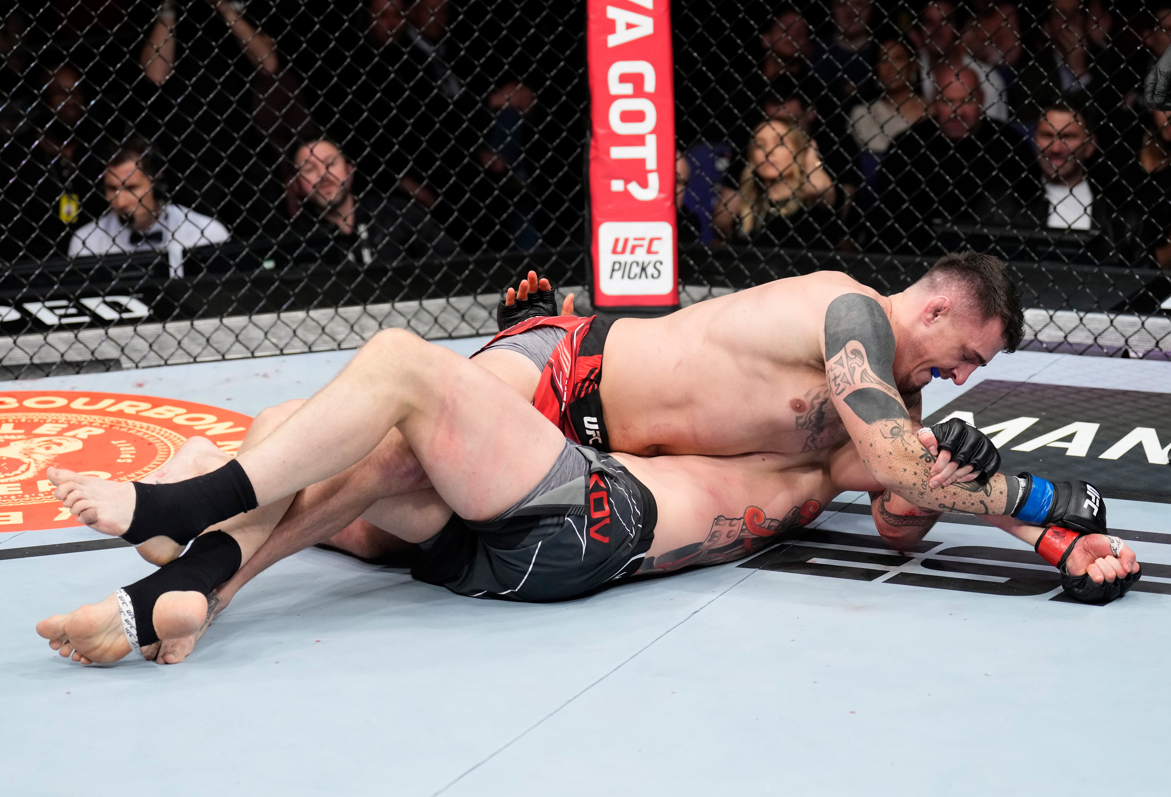 LONDON, ENGLAND - MARCH 19: (L-R) Tom Aspinall of England submits Alexander Volkov of Russia in a heavyweight fight during the UFC Fight Night event at O2 Arena on March 19, 2022 in London, England. (Photo by Chris Unger/Zuffa LLC)