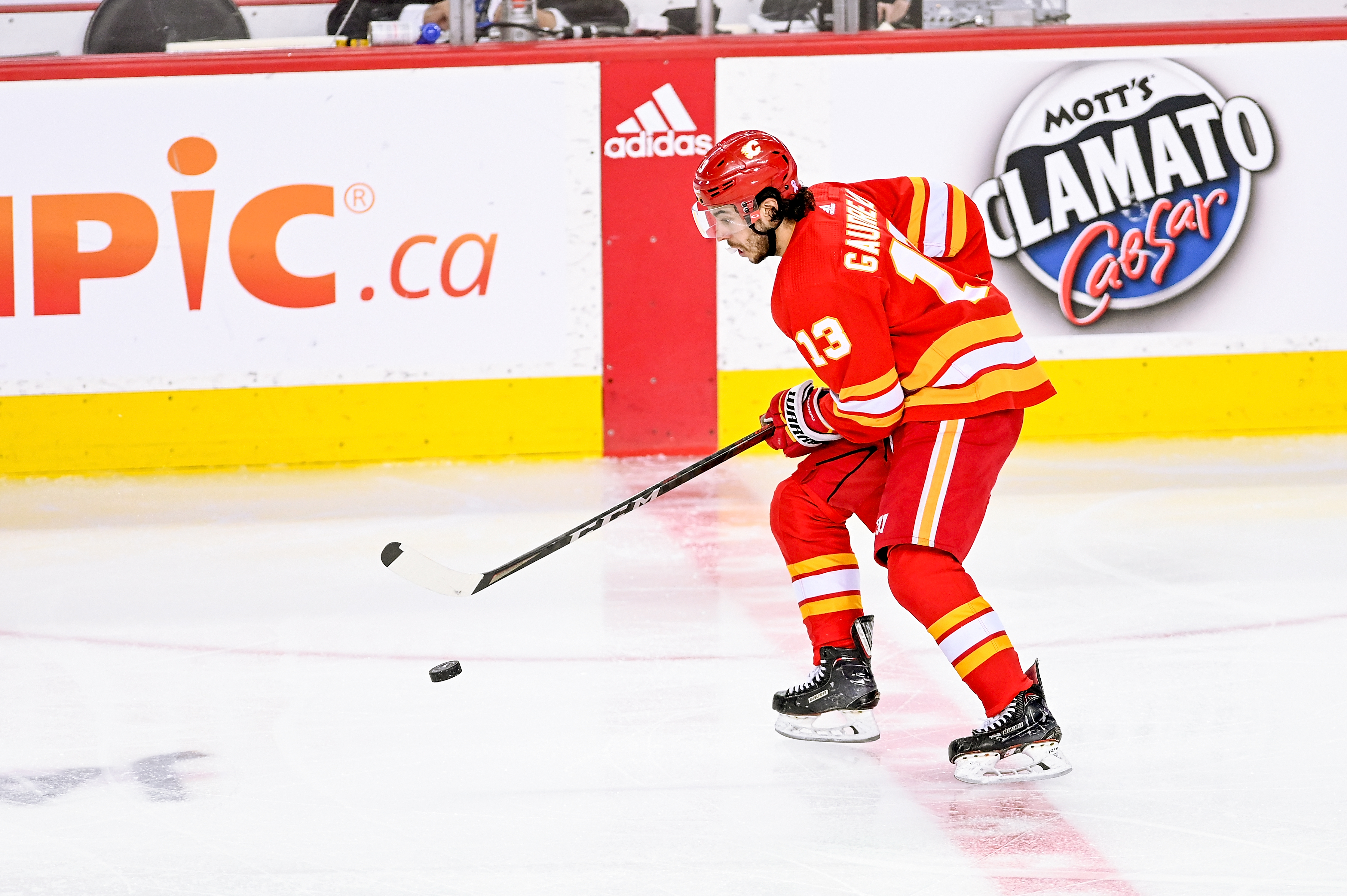 Calgary Flames Right Wing Andrew Mangiapane adjusts his jersey