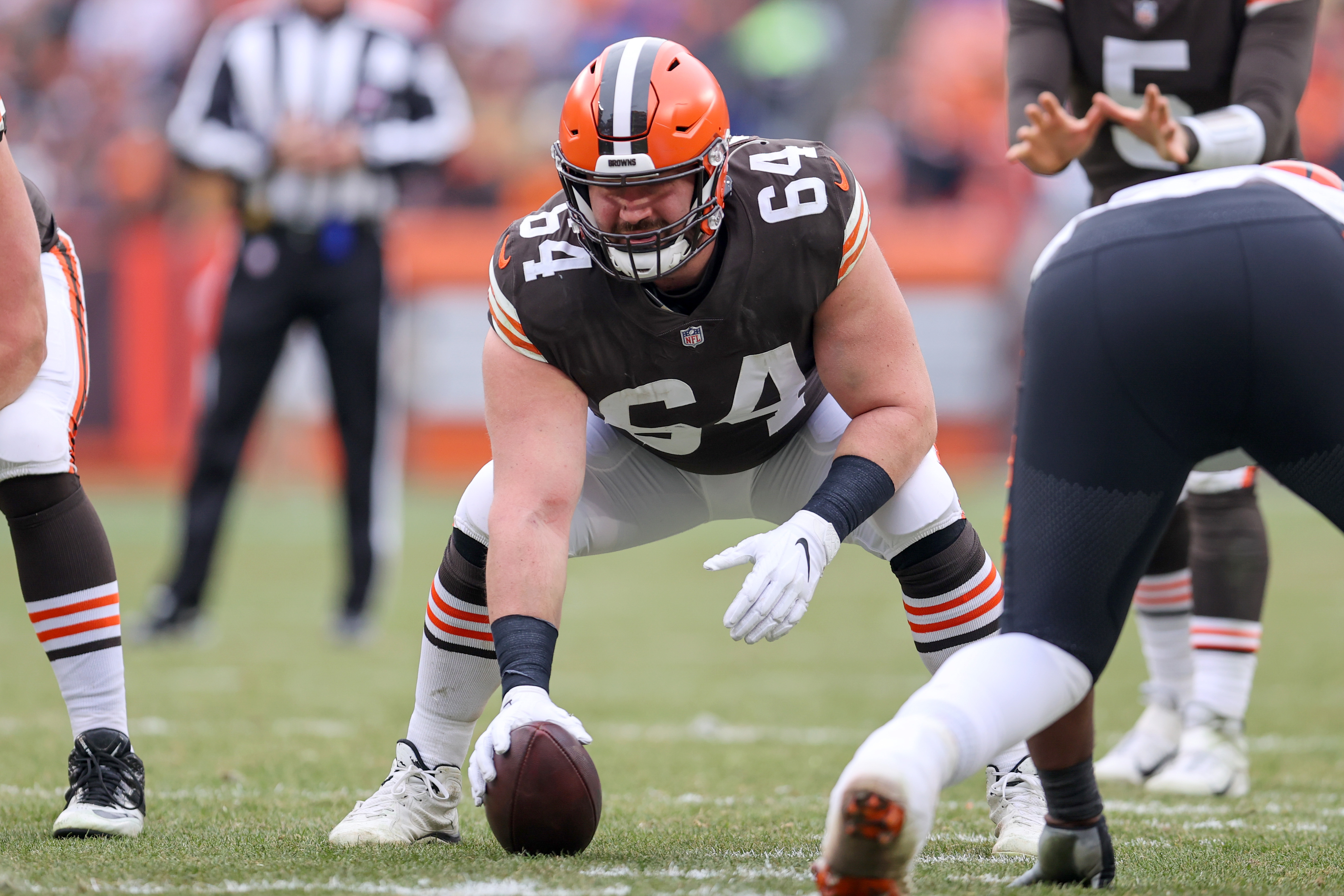 Watch: Browns QB Baker Mayfield ties teammate shoe mid-game