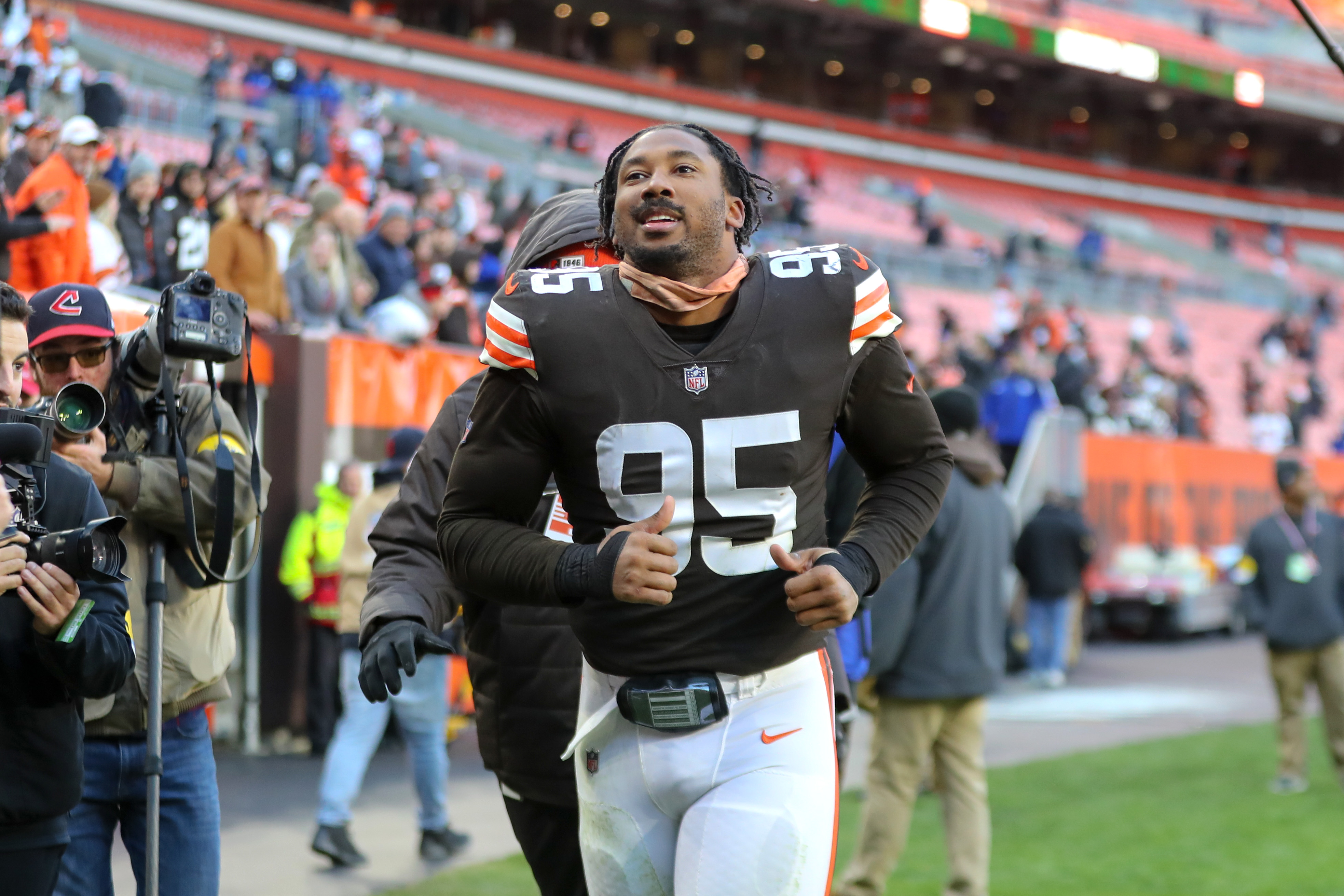 Jadeveon Clowney White Cleveland Browns Player-Issued #90 Throwback Jersey  from the 2021 NFL Season