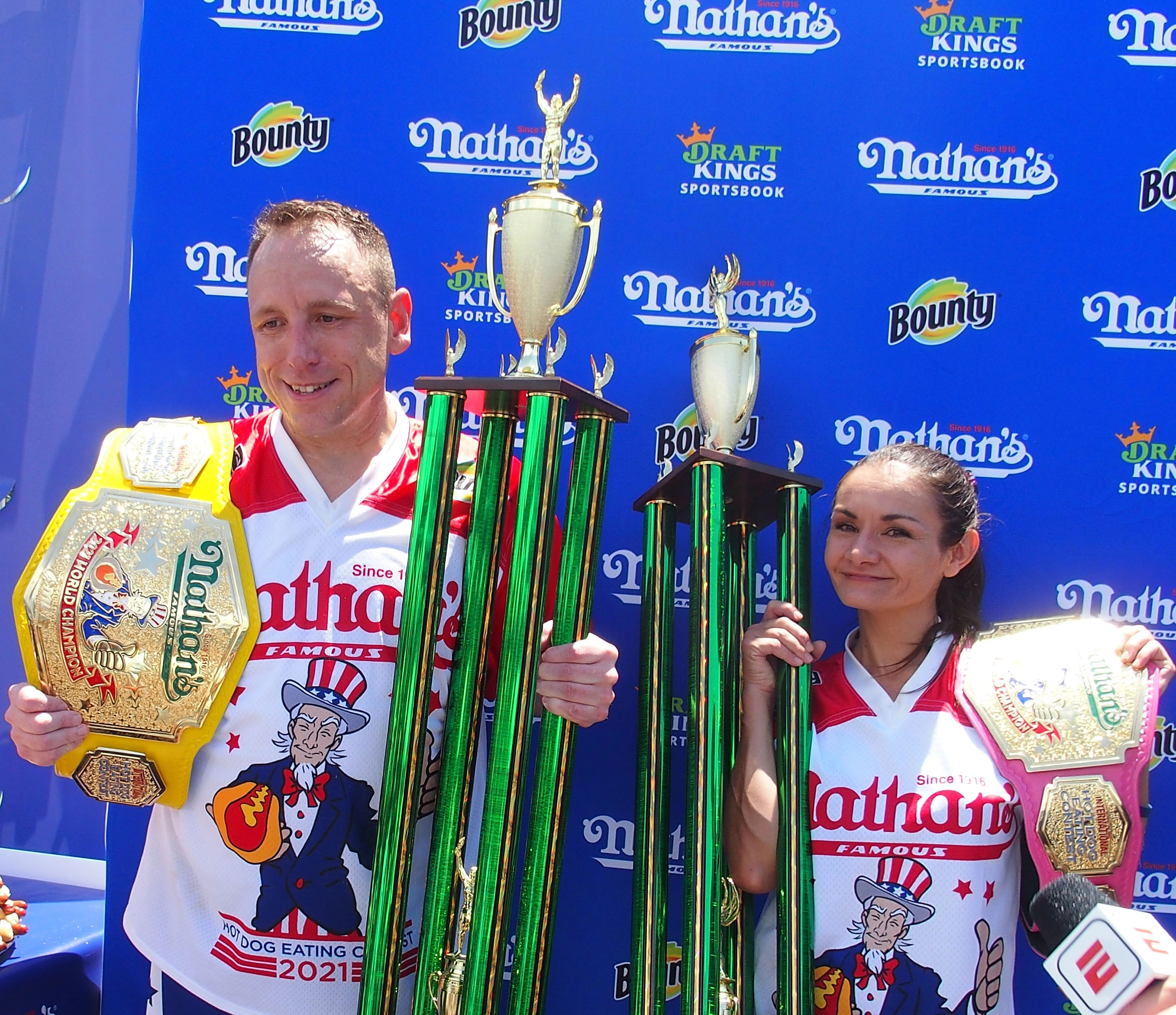 Former CT resident wins women's Nathan's Hot Dog Eating Contest