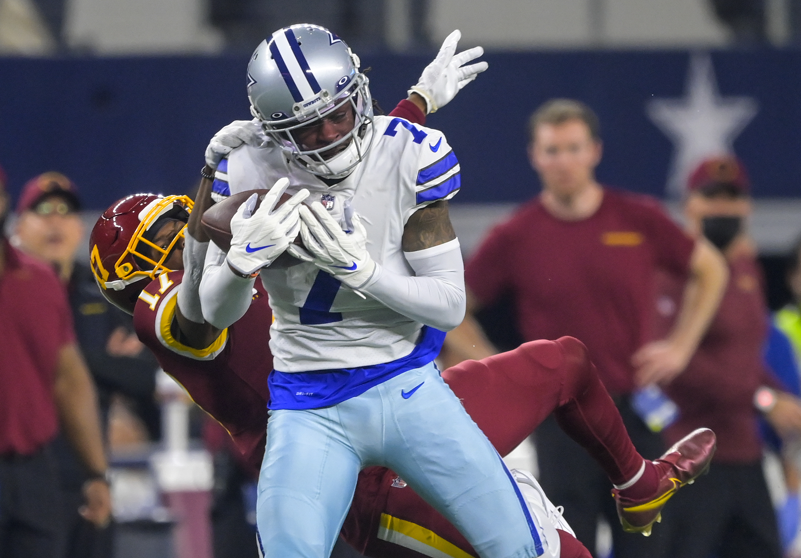 Cowboys' DeMarcus Lawrence dodges injury, ties career-best sack total