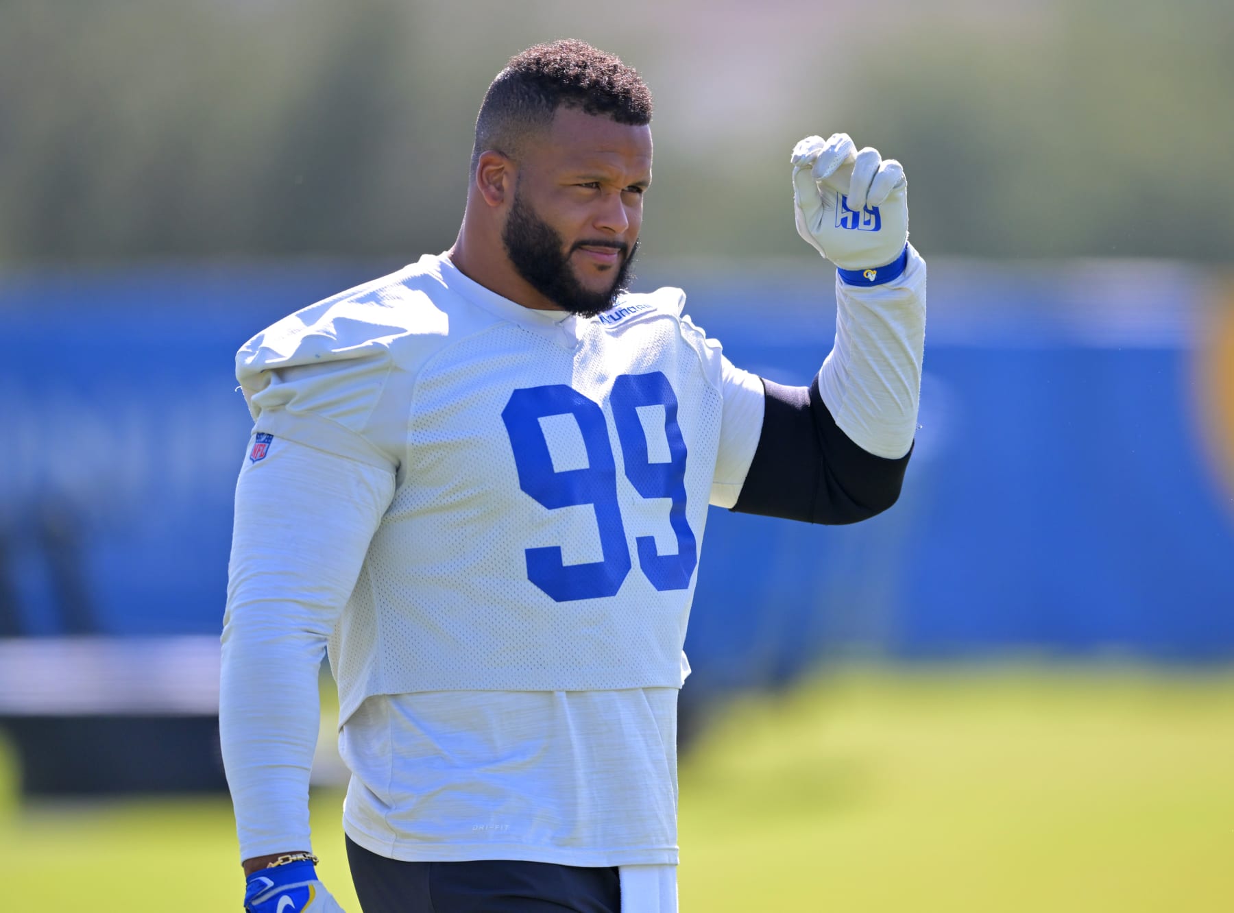 Rams' Aaron Donald Stays in 99 Club for Madden NFL 21; Unboxes