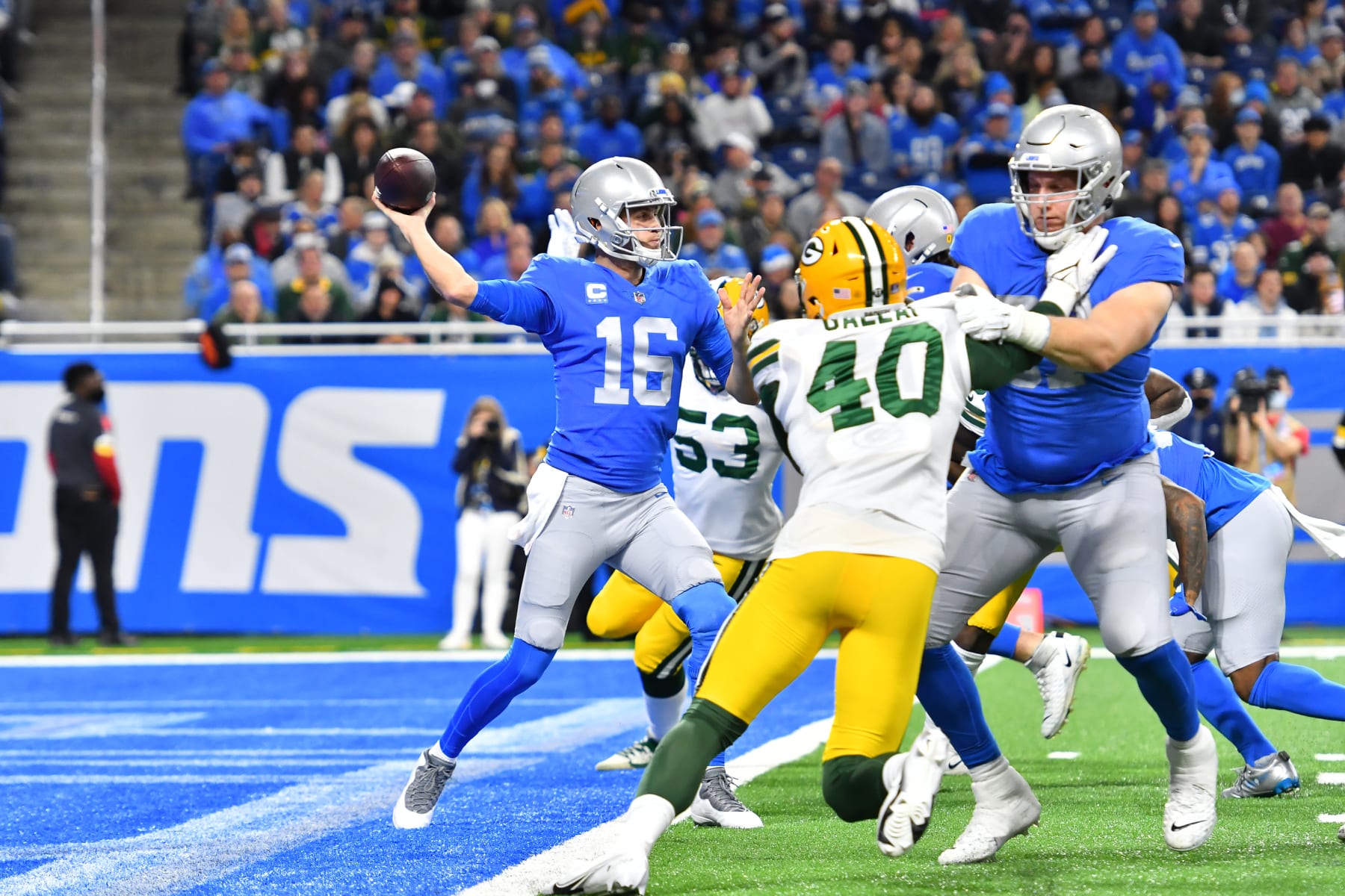 DETROIT, MI - JANUARY 09: Detroit Lions quarterback Jared Goff (16) passes short during the game between the Detroit Lions and the Green Bay Packers on Sunday January 09, 2022 at Ford Field in Detroit, MI. (Photo by Steven King/Icon Sportswire via Getty Images) DETROIT, MI - JANUARY 09: Detroit Lions quarterback Jared Goff (16) passes short during the game between the Detroit Lions and the Green Bay Packers on Sunday January 09, 2022 at Ford Field in Detroit, MI. (Photo by Steven King/Icon Sportswire via Getty Images)