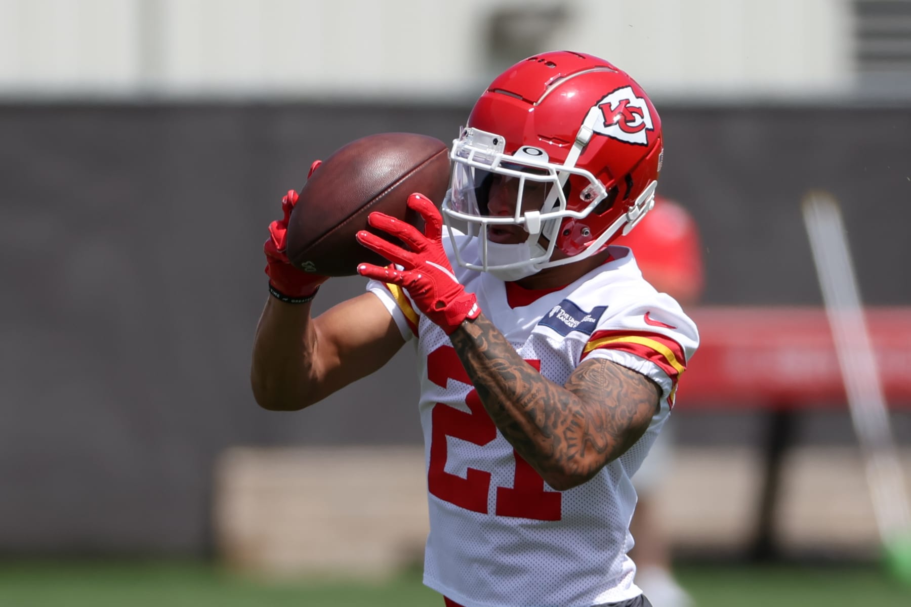 KANSAS CITY, MO - JUNE 02: Kansas City Chiefs cornerback Trent McDuffie (21) catches a ball during OTA offseason workouts on June 02, 2022 at the Kansas City Chiefs Training Facility in Kansas City, MO. (Photo by Scott Winters/Icon Sportswire via Getty Images)