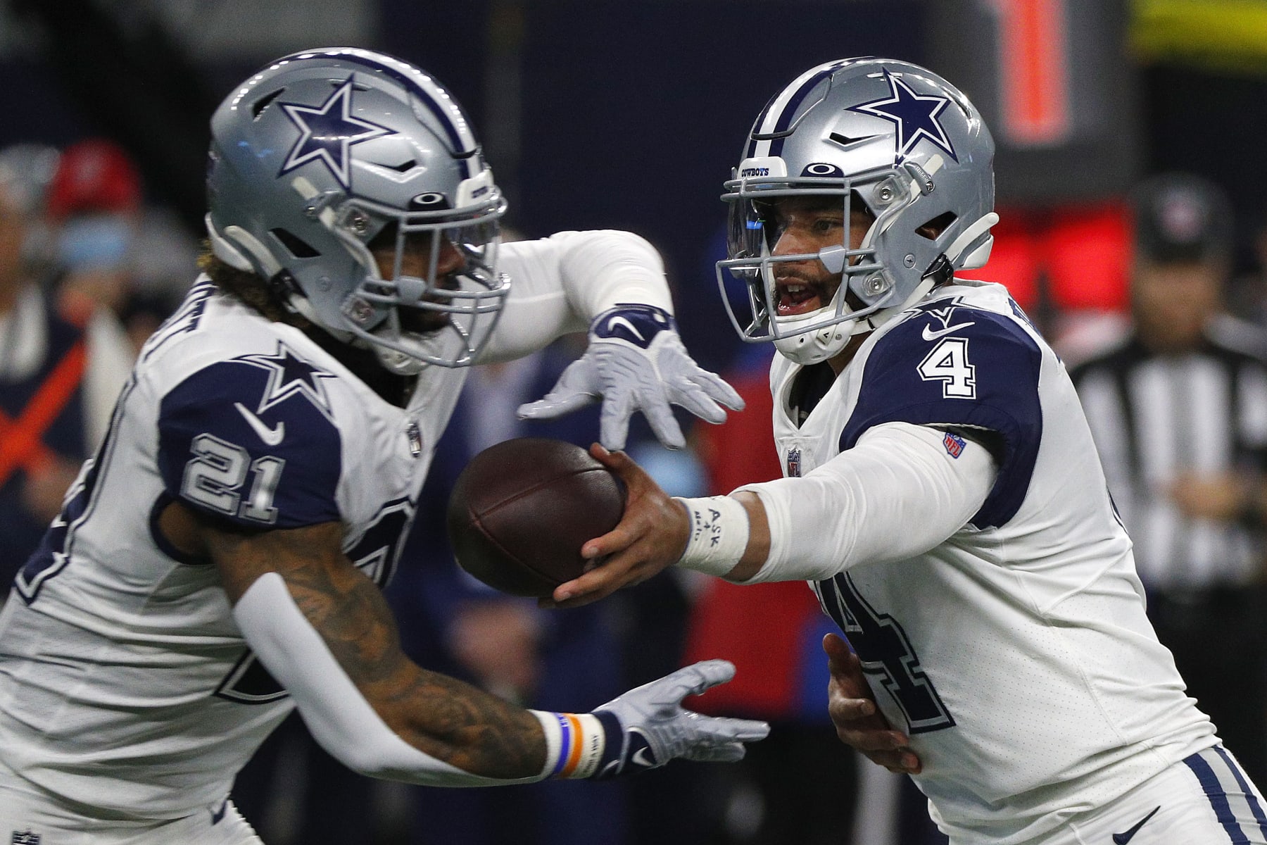 Arlington, Texas, USA. 11th Dec, 2022. Dallas Cowboys running back EZEKIEL  ELLIOTT (21) before the NFL football game between the Houston Texans and  the Dallas Cowboys on December 11, 2022 at AT&T