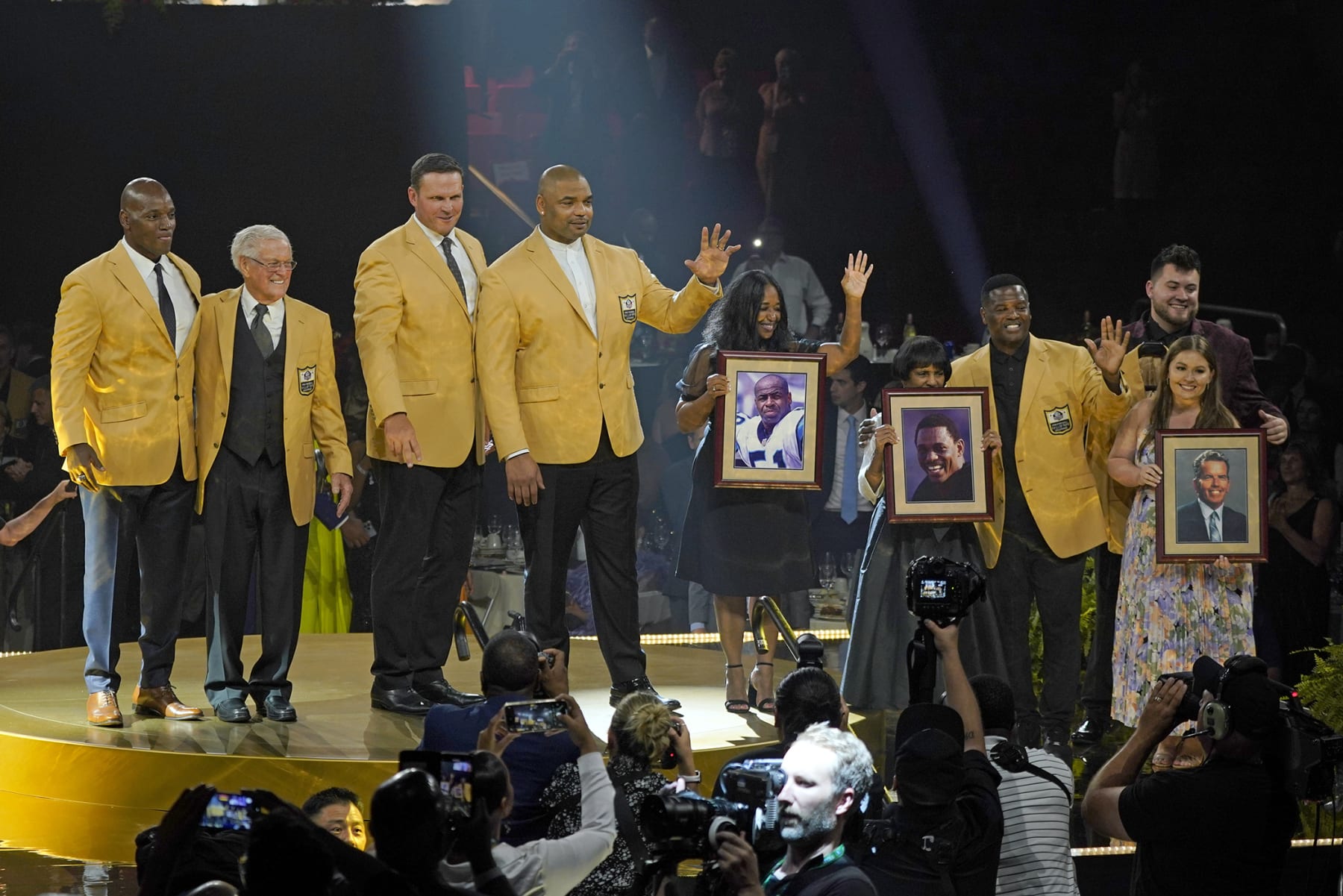 Late legend Cliff Branch is honored during gold jacket ceremony at 2022 HOF  enshrinement