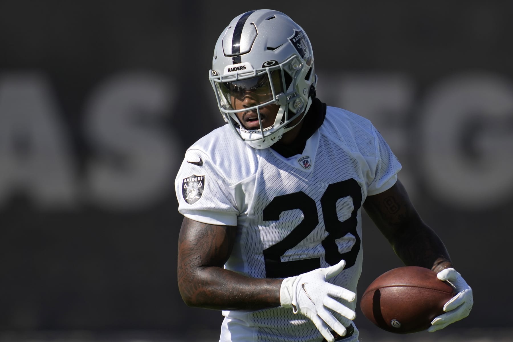 Raiders' drama with Josh Jacobs is taking over NFL news cycle as